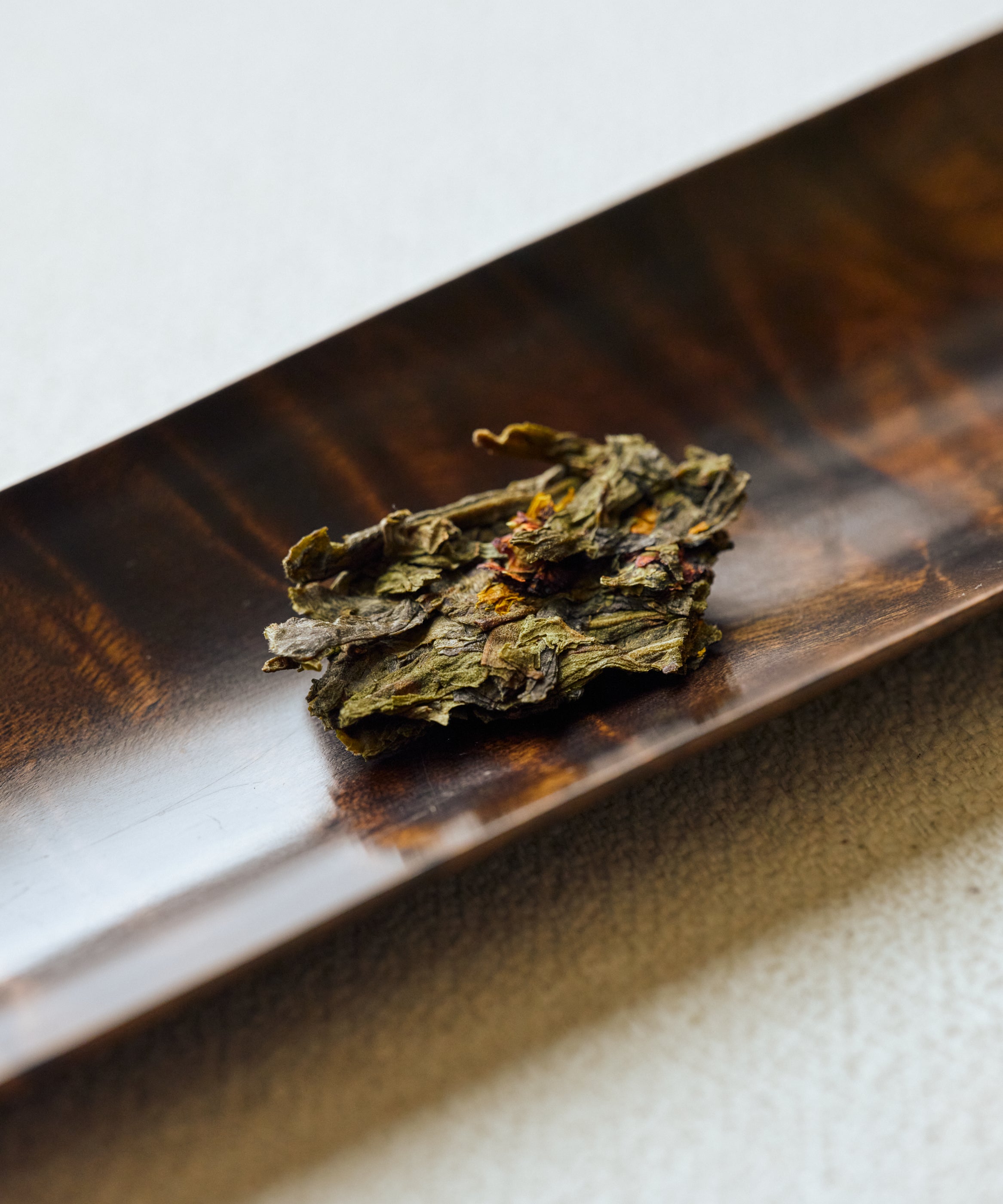 Snow Chrysanthemum & Pu'erh pressed cake top view