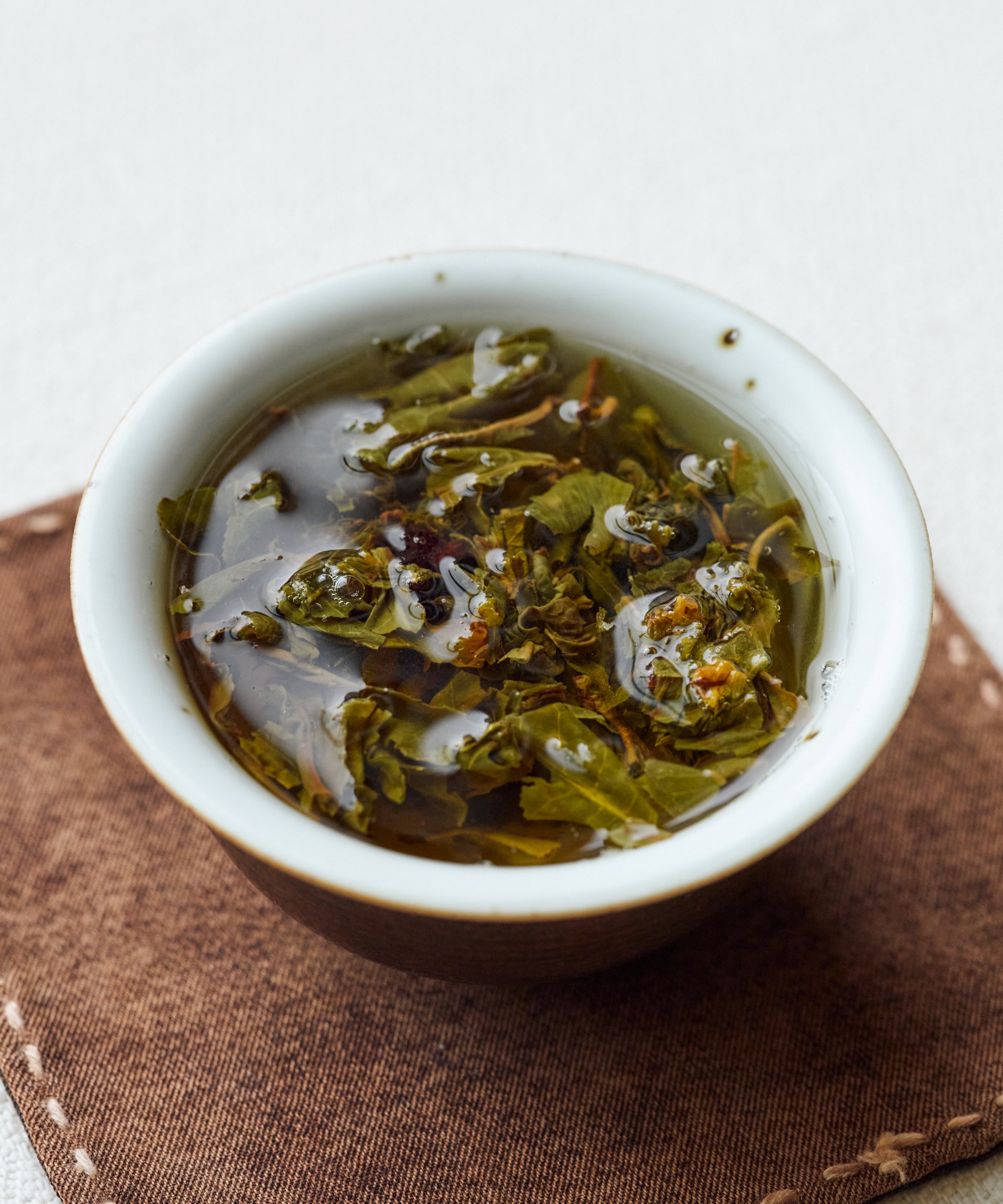 Snow Chrysanthemum & Pu'erh pressed cake - a 12-year project by Tang Wang