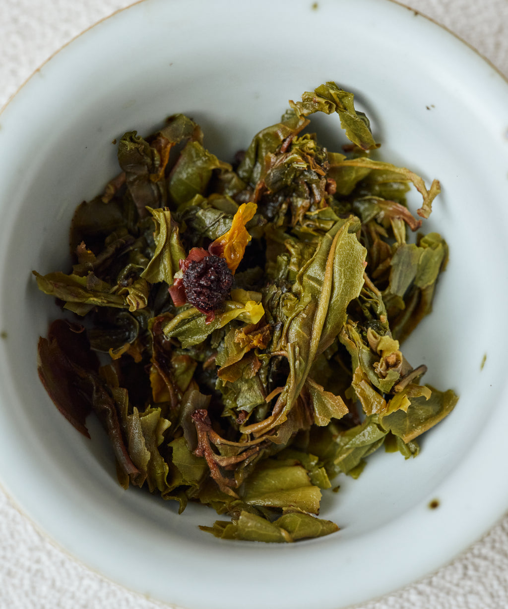 Snow Chrysanthemum & Pu'erh steeping, releasing earthy sheng notes and floral aroma