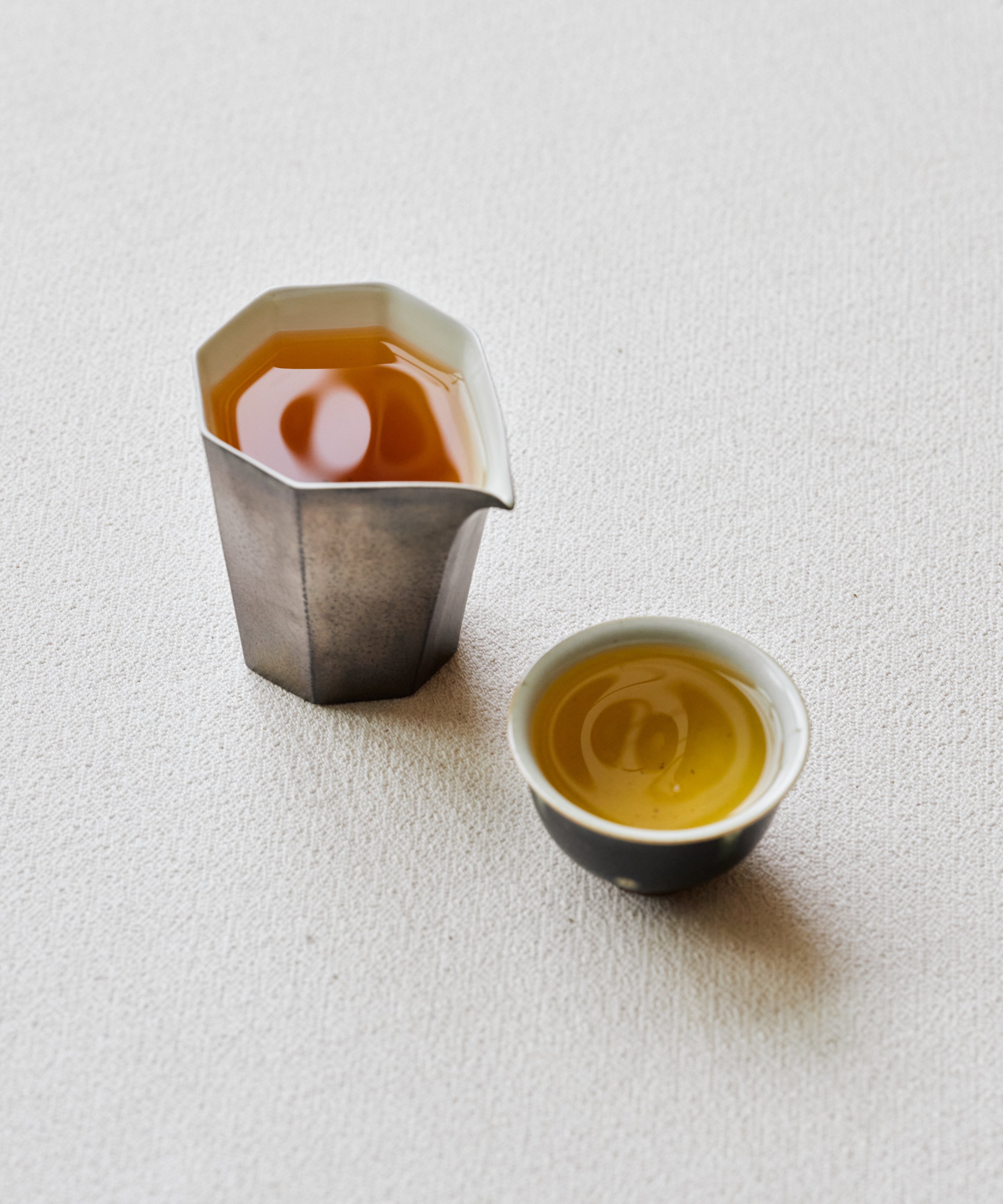 Brewed Snow Chrysanthemum & Pu'erh showing amber sheng liquor with snow chrysanthemum