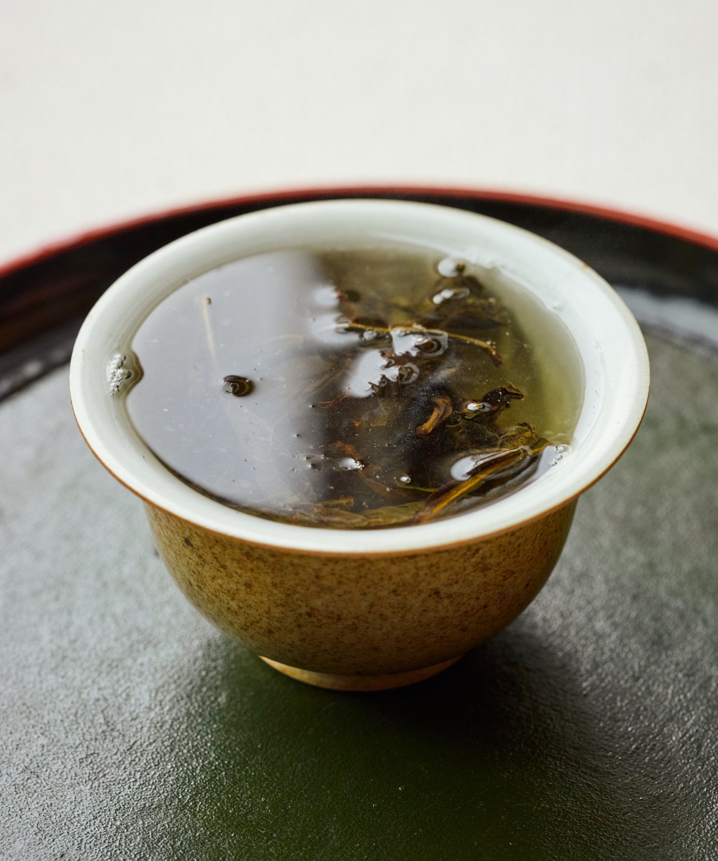 Brewing Shuixian Flower Fairy in a gaiwan, two rounds charcoal roasting, Wuyi Mountain oolong