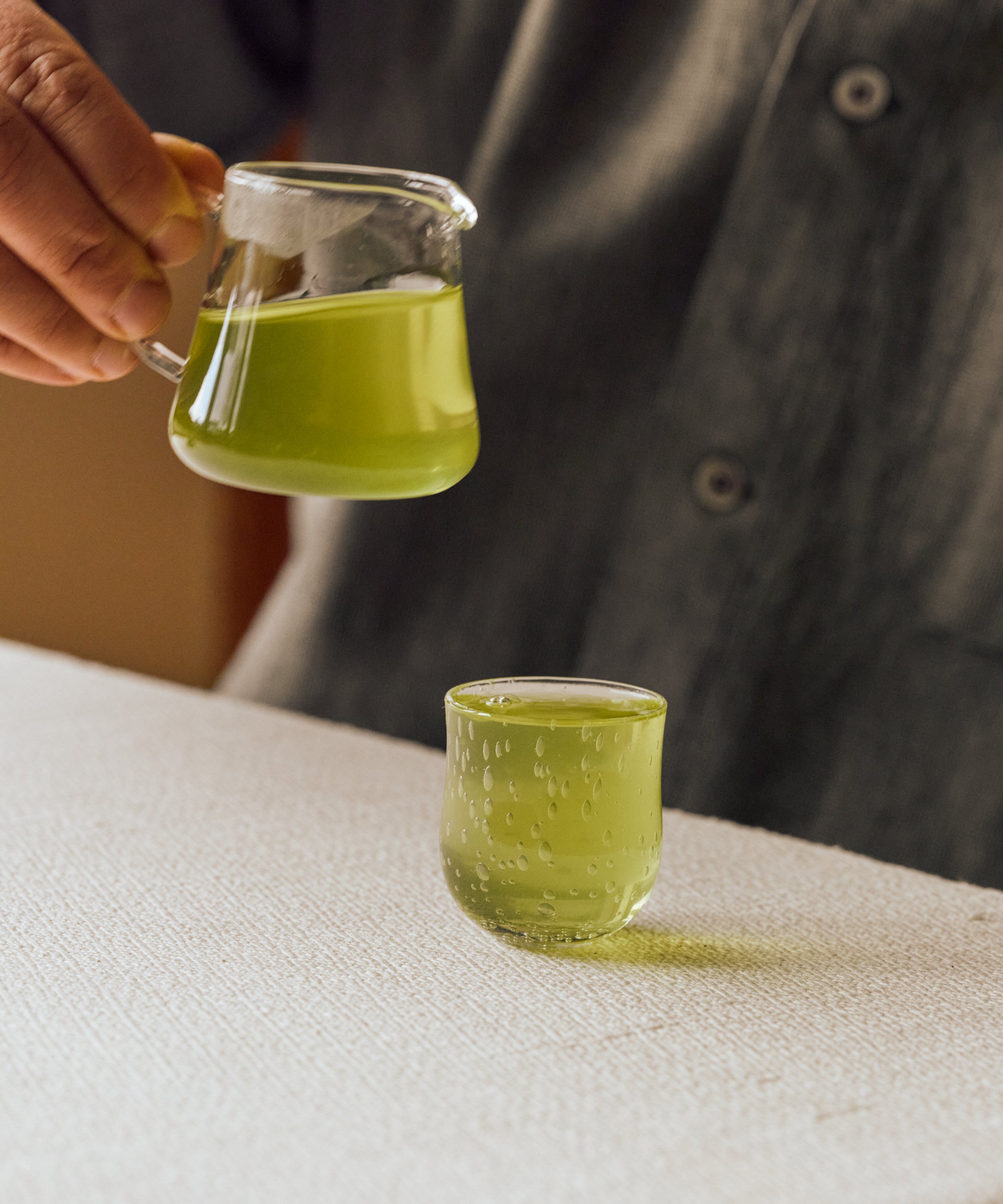 Yame Gyokuro Jun steeping, releasing rich oily aroma