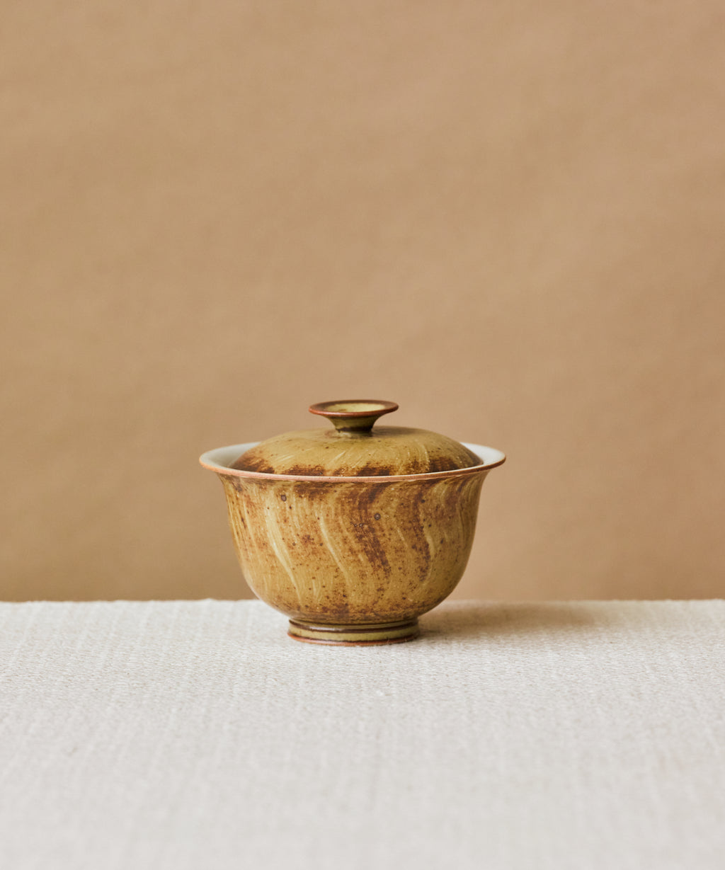 Gaiwan Earth II, handcrafted gaiwan by Wang Xinghua, Jingdezhen, earthy tones with hand-painted brushstrokes