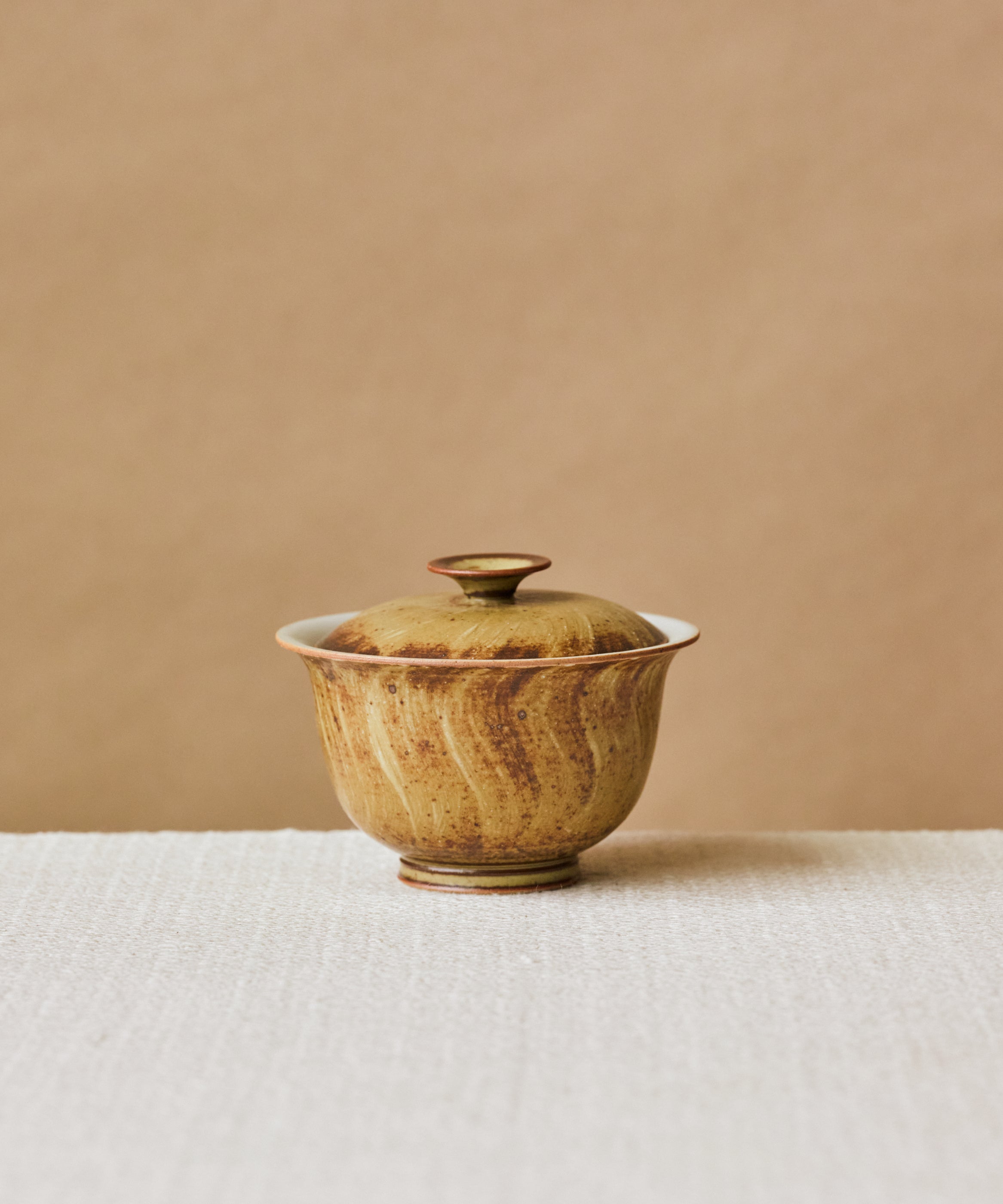 Gaiwan Earth II, handcrafted gaiwan by Wang Xinghua, Jingdezhen, earthy tones with hand-painted brushstrokes