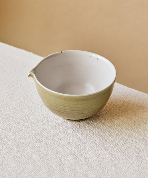 "Chawan" Ombre Green in hand, ombre green glaze with pour spout, Wang Xinghua ceramics, Jingdezhen