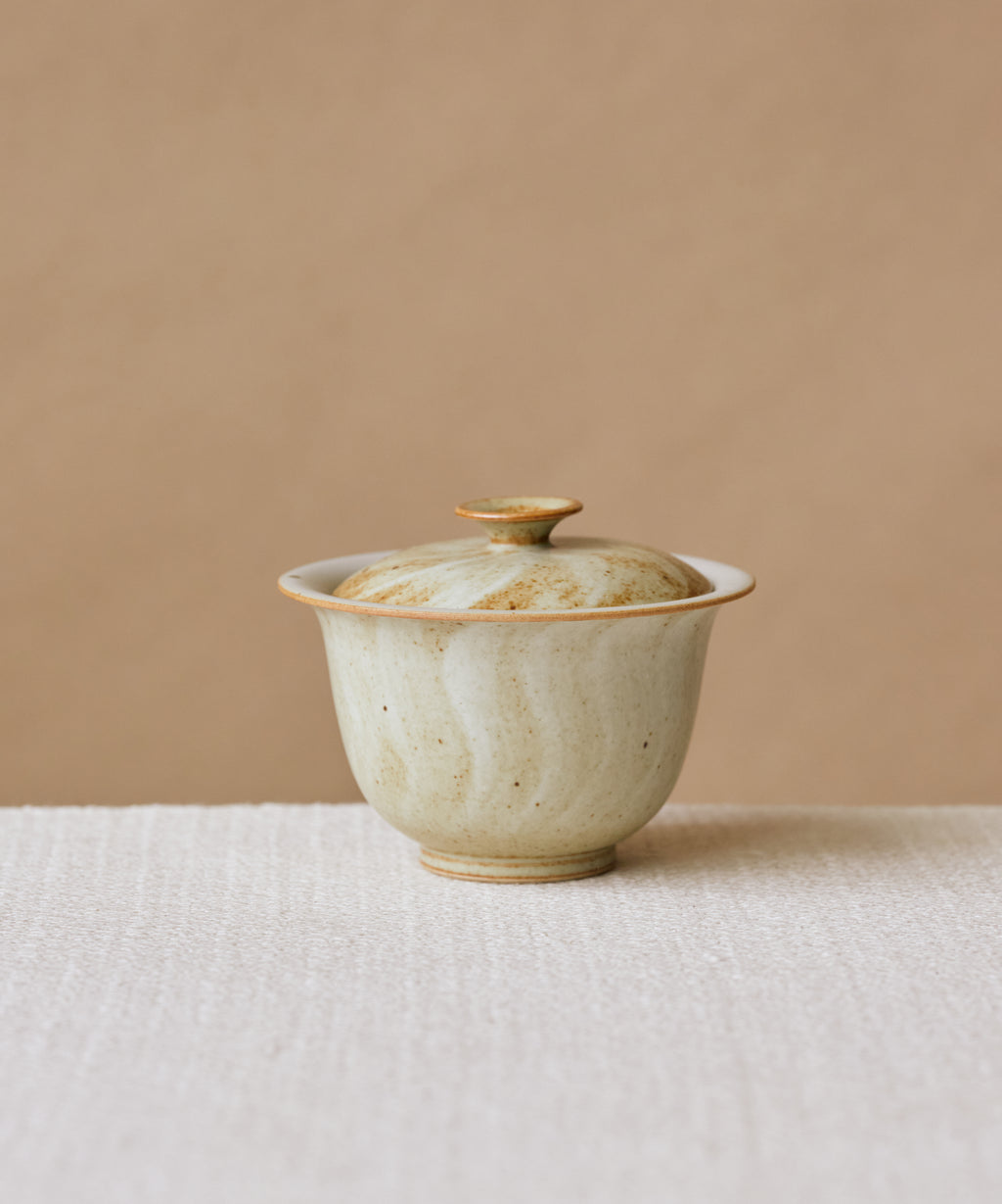 Ecru Brushstroke Gaiwan, handcrafted gaiwan by Wang Xinghua, Jingdezhen, seashell-lacquer glaze with kiln spots