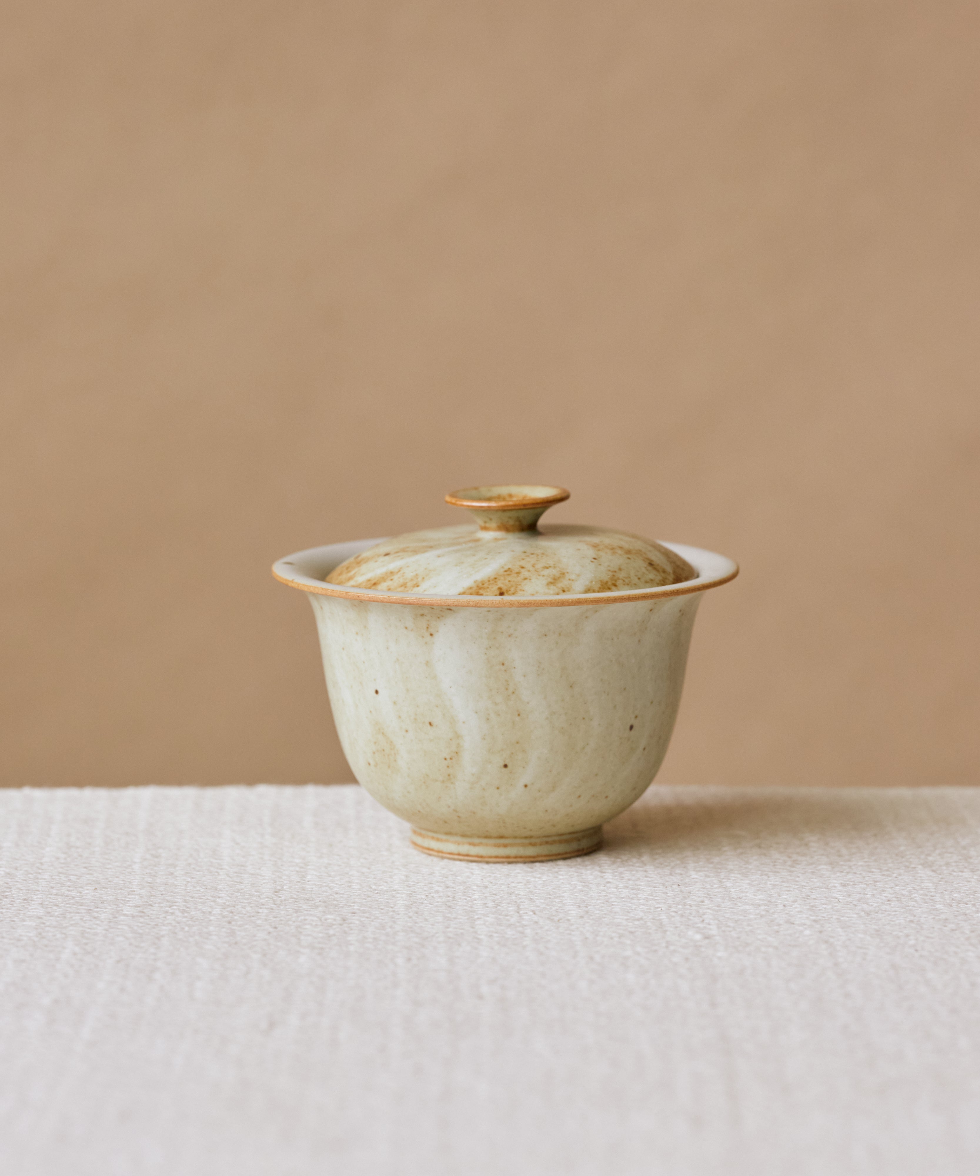 Ecru Brushstroke Gaiwan, handcrafted gaiwan by Wang Xinghua, Jingdezhen, seashell-lacquer glaze with kiln spots