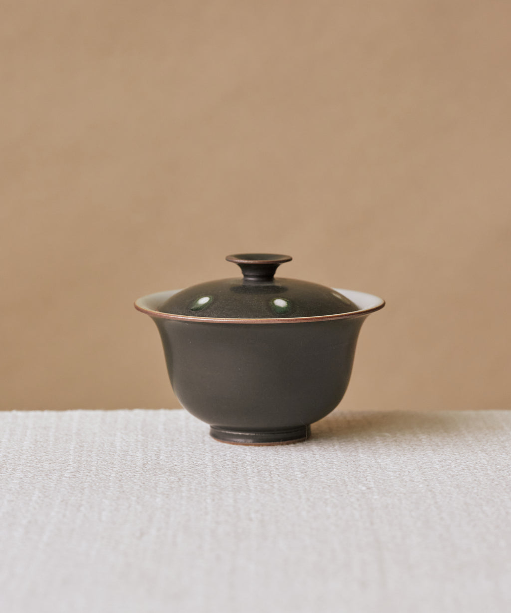 Gaiwan Black Peacock, handcrafted gaiwan by Wang Xinghua, Jingdezhen, matte black glaze with green-ringed white spots