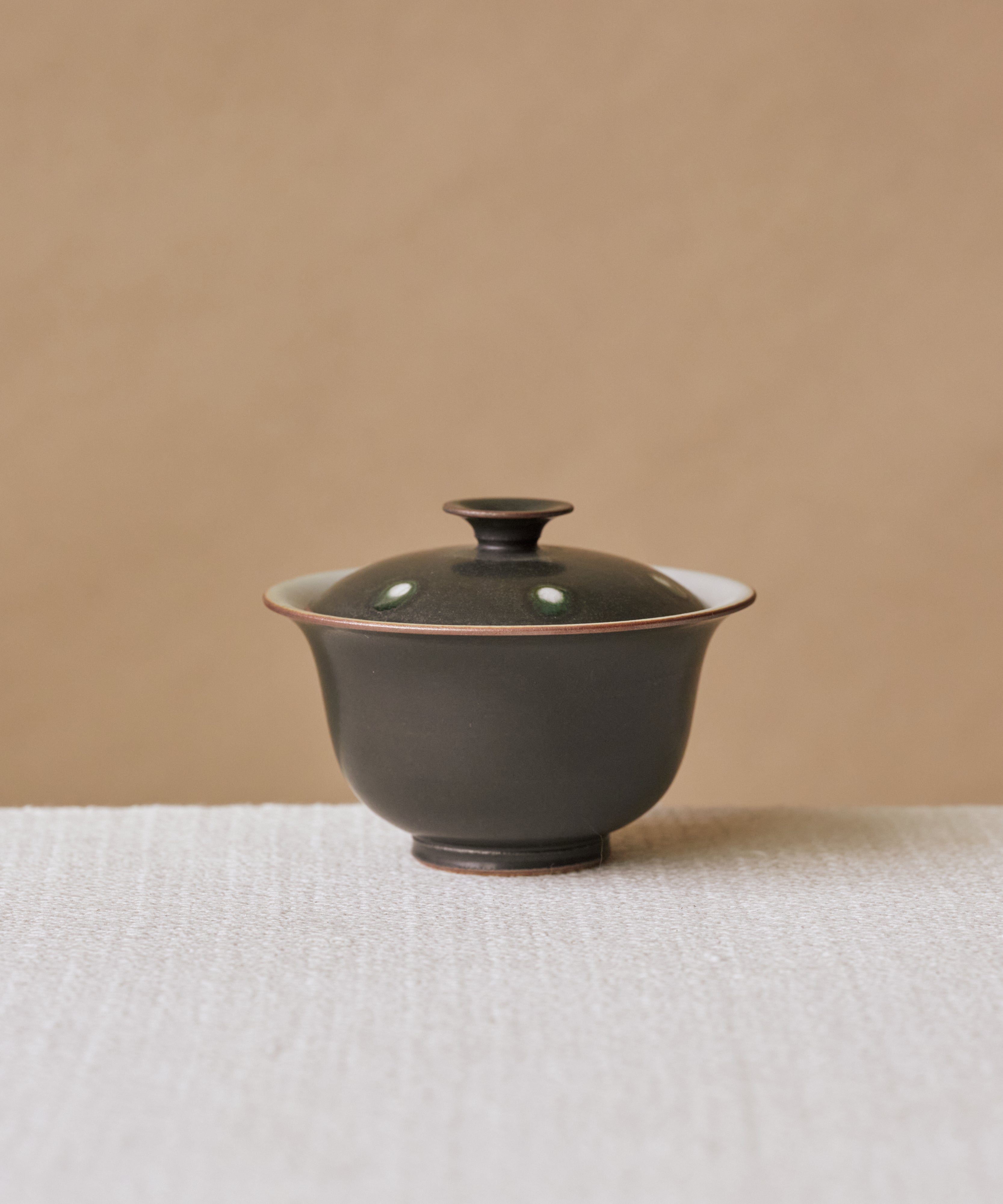 Gaiwan Black Peacock, handcrafted gaiwan by Wang Xinghua, Jingdezhen, matte black glaze with green-ringed white spots