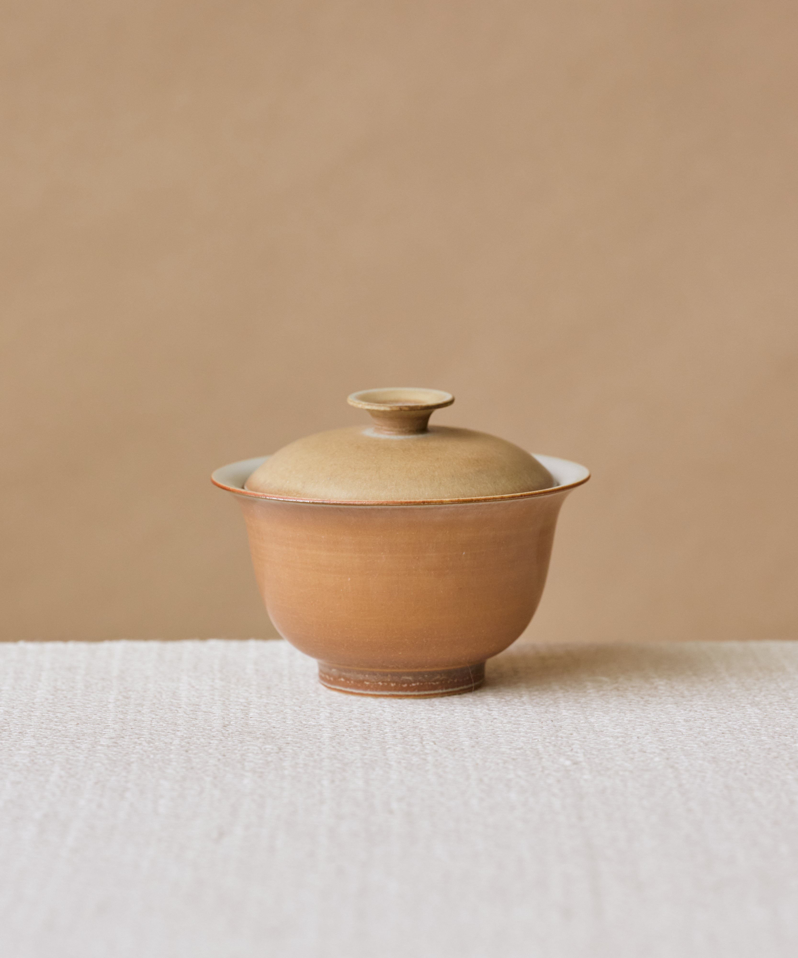 Clamshell V1 Gaiwan, handcrafted gaiwan by Wang Xinghua, Jingdezhen, dusty shell-like glaze with aquamarine rim detail