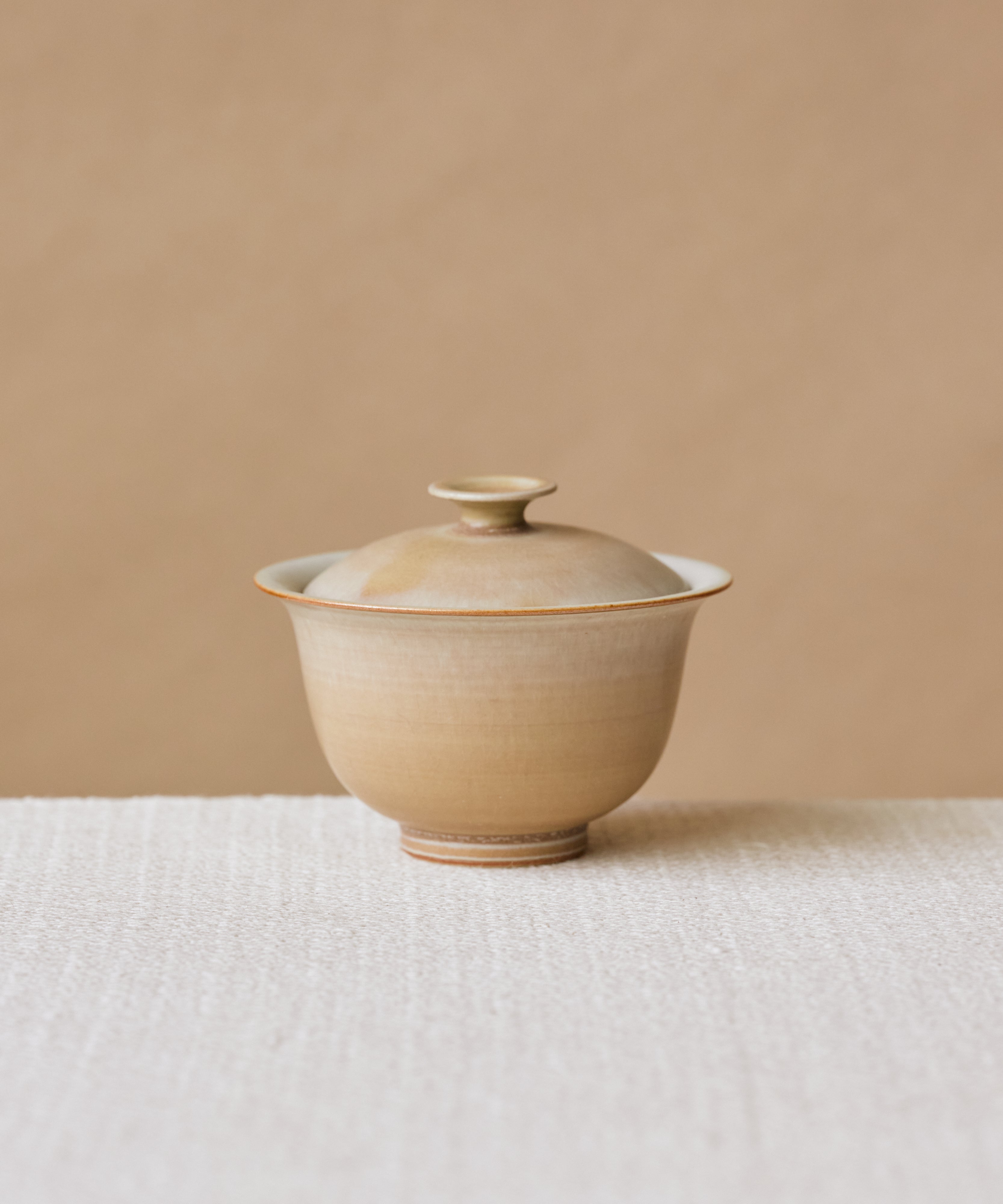 Clamshell V2 Gaiwan, handcrafted gaiwan by Wang Xinghua, Jingdezhen, dusty shell-like glaze with aquamarine rim