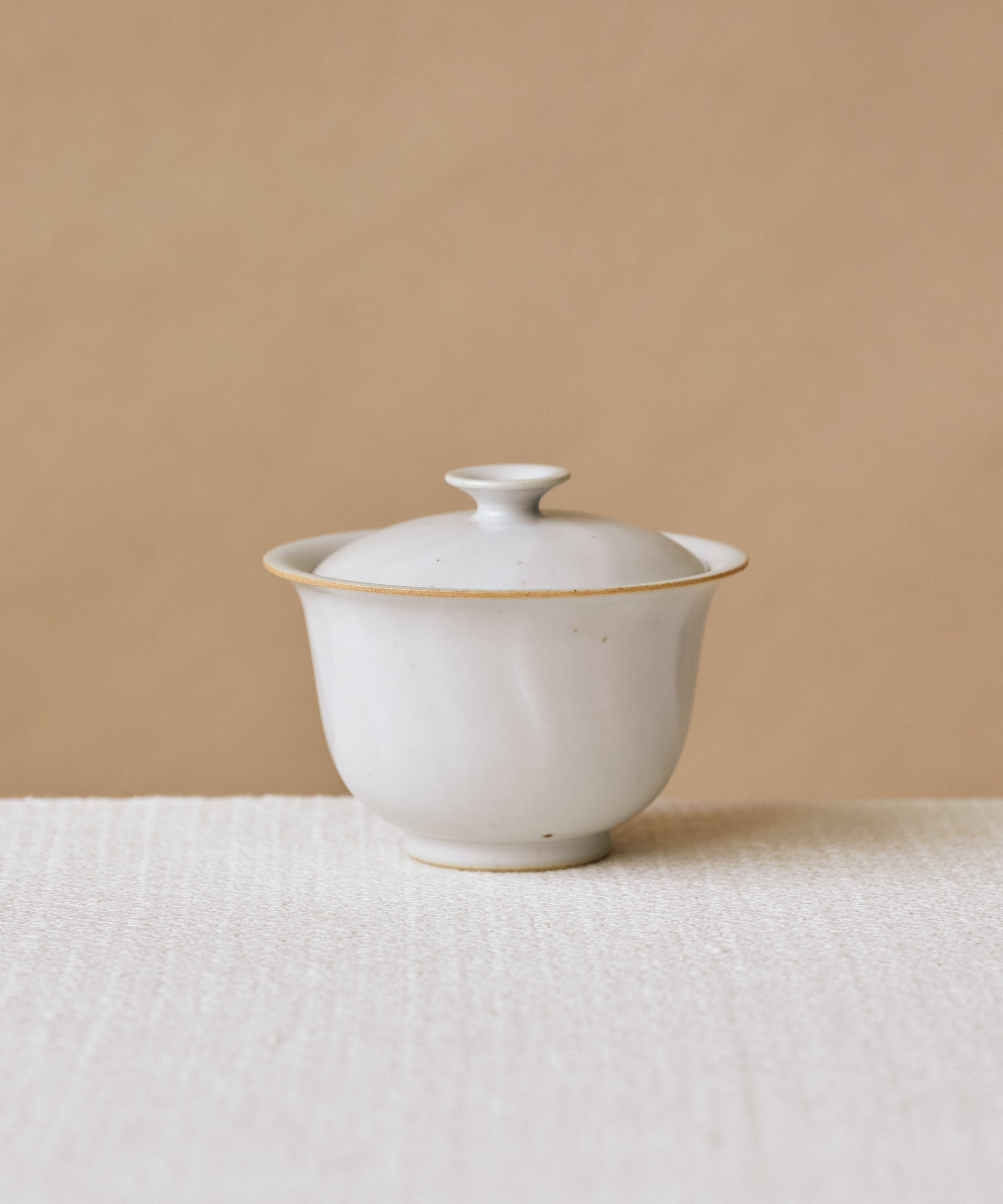 Sateen Porcelaine V2 Gaiwan, handcrafted gaiwan by Wang Xinghua, Jingdezhen, optical white glaze with wet sheen