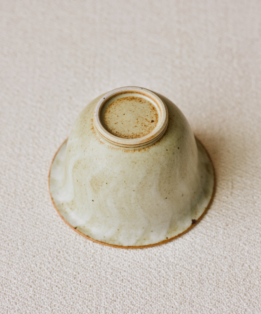 Ecru Brushstroke Gaiwan side view, sweeping variegation and kiln spots, Wang Xinghua, Jingdezhen