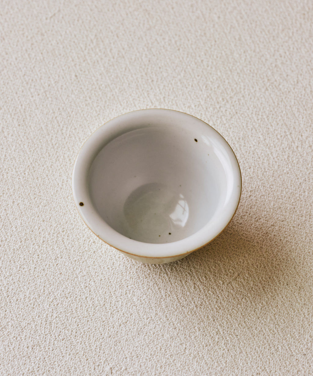 Ecru Brushstroke Gaiwan underside, unglazed foot ring, Jingdezhen clay body, Wang Xinghua