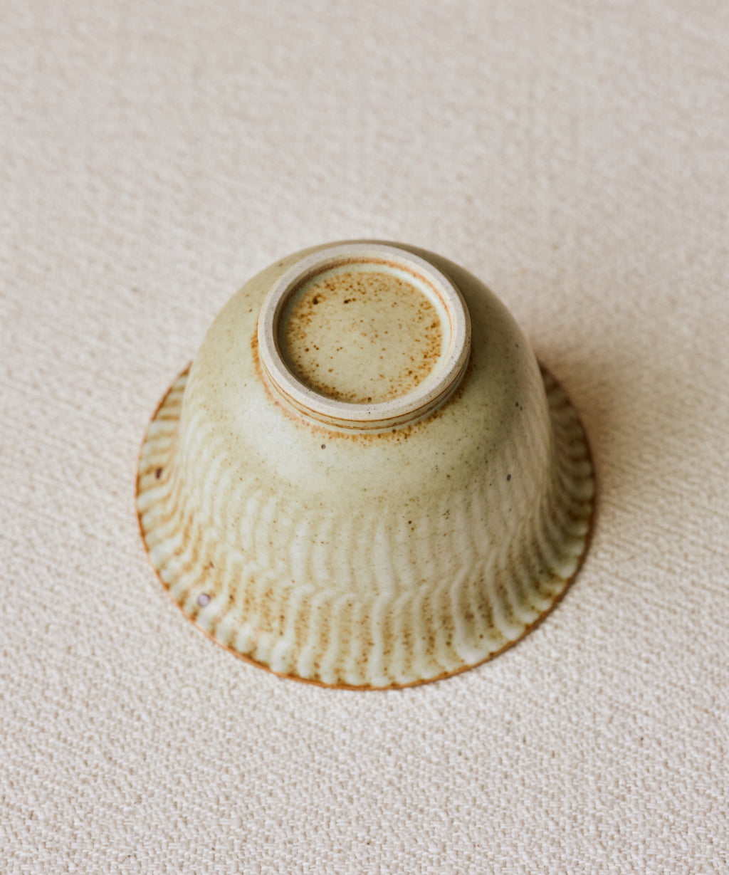 Ecru Seashell Gaiwan side view, sun-bleached seashell glaze, reduction-fired at 1300°C, Wang Xinghua