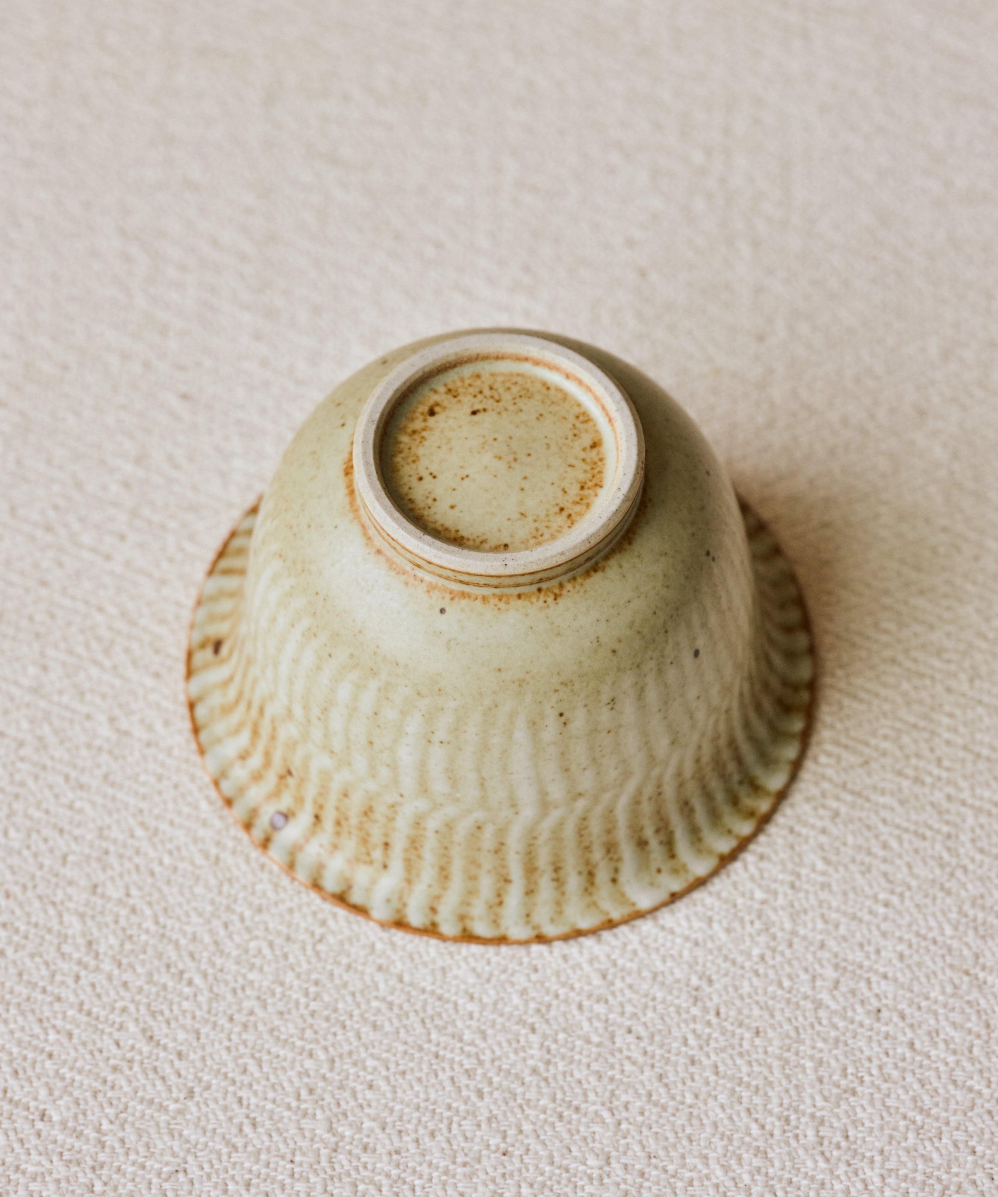 Ecru Seashell Gaiwan side view, sun-bleached seashell glaze, reduction-fired at 1300°C, Wang Xinghua
