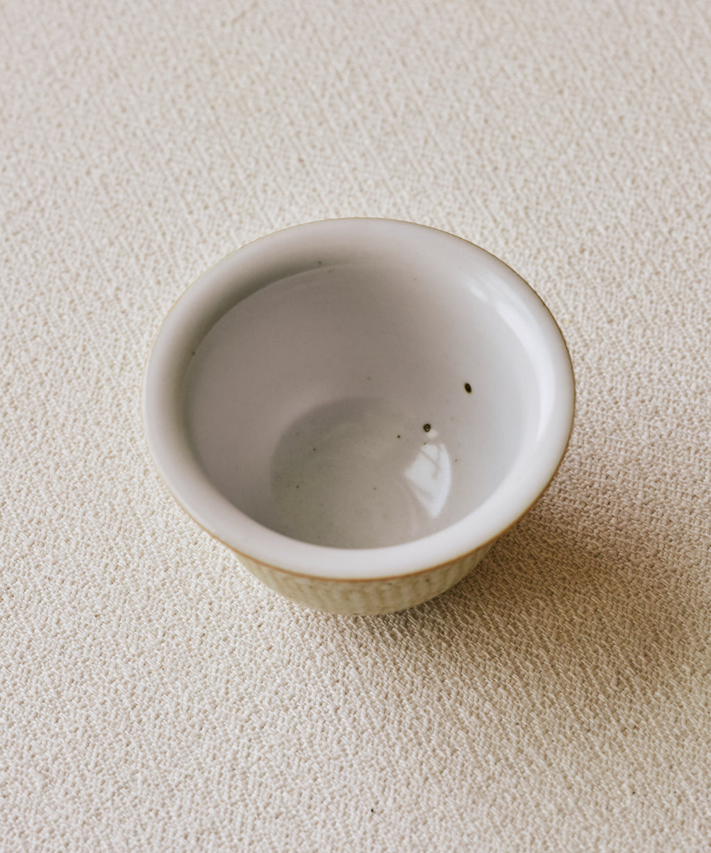 Ecru Seashell Gaiwan underside, unglazed foot ring, Jingdezhen clay body, Wang Xinghua