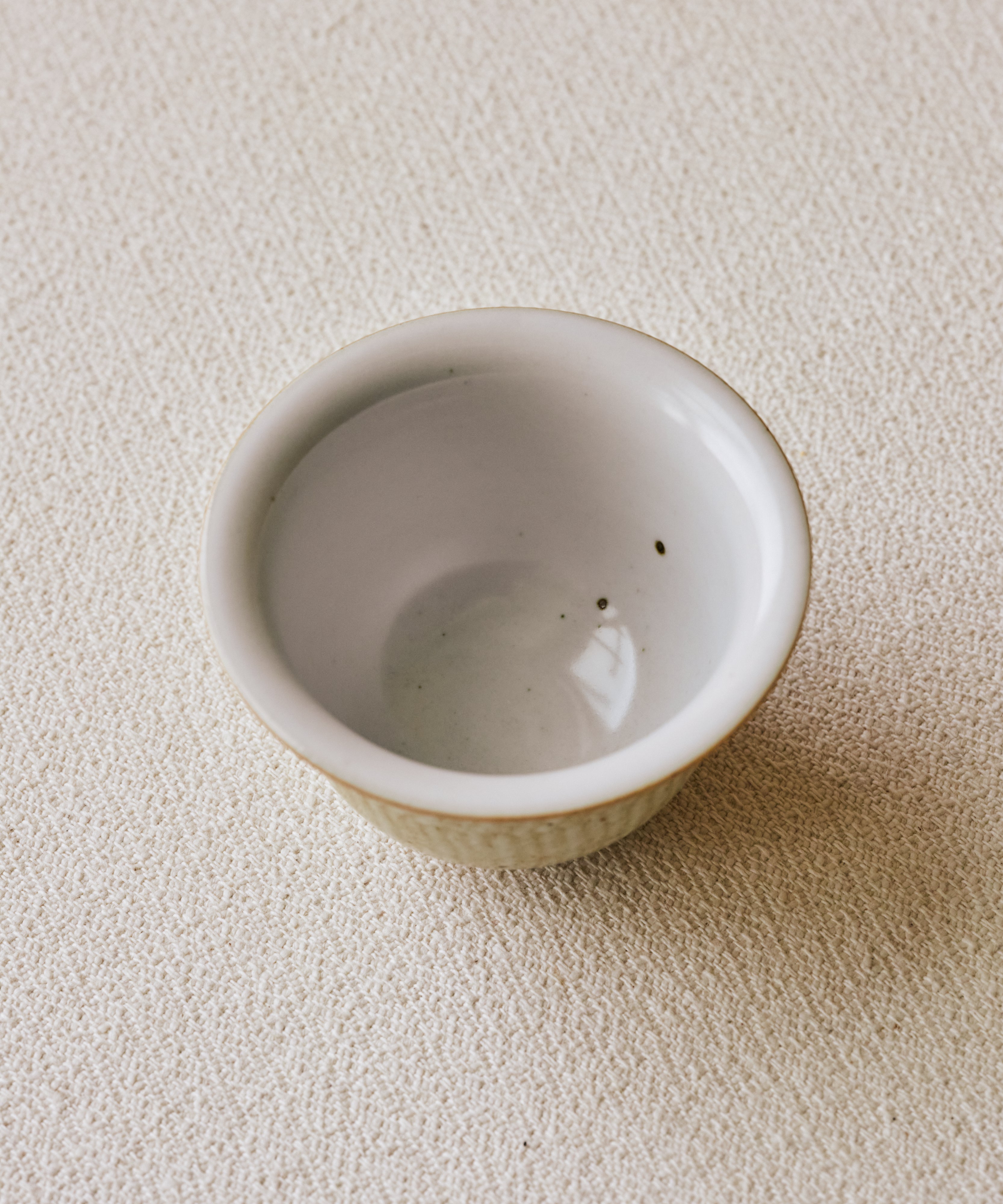 Ecru Seashell Gaiwan underside, unglazed foot ring, Jingdezhen clay body, Wang Xinghua