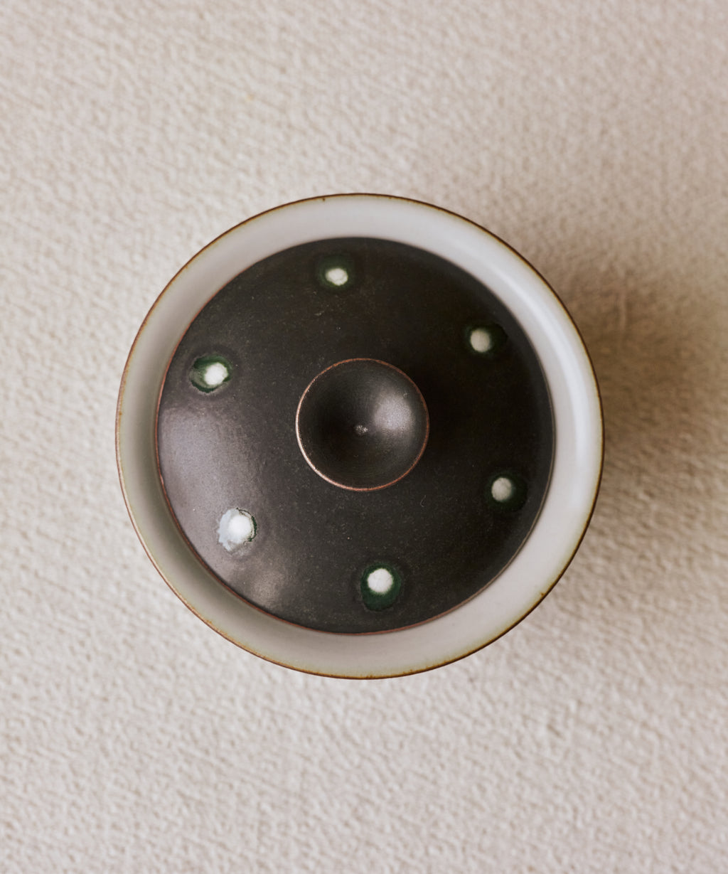 Gaiwan Black Peacock interior, white spots with slick green rings, handcrafted by Wang Xinghua, Jingdezhen