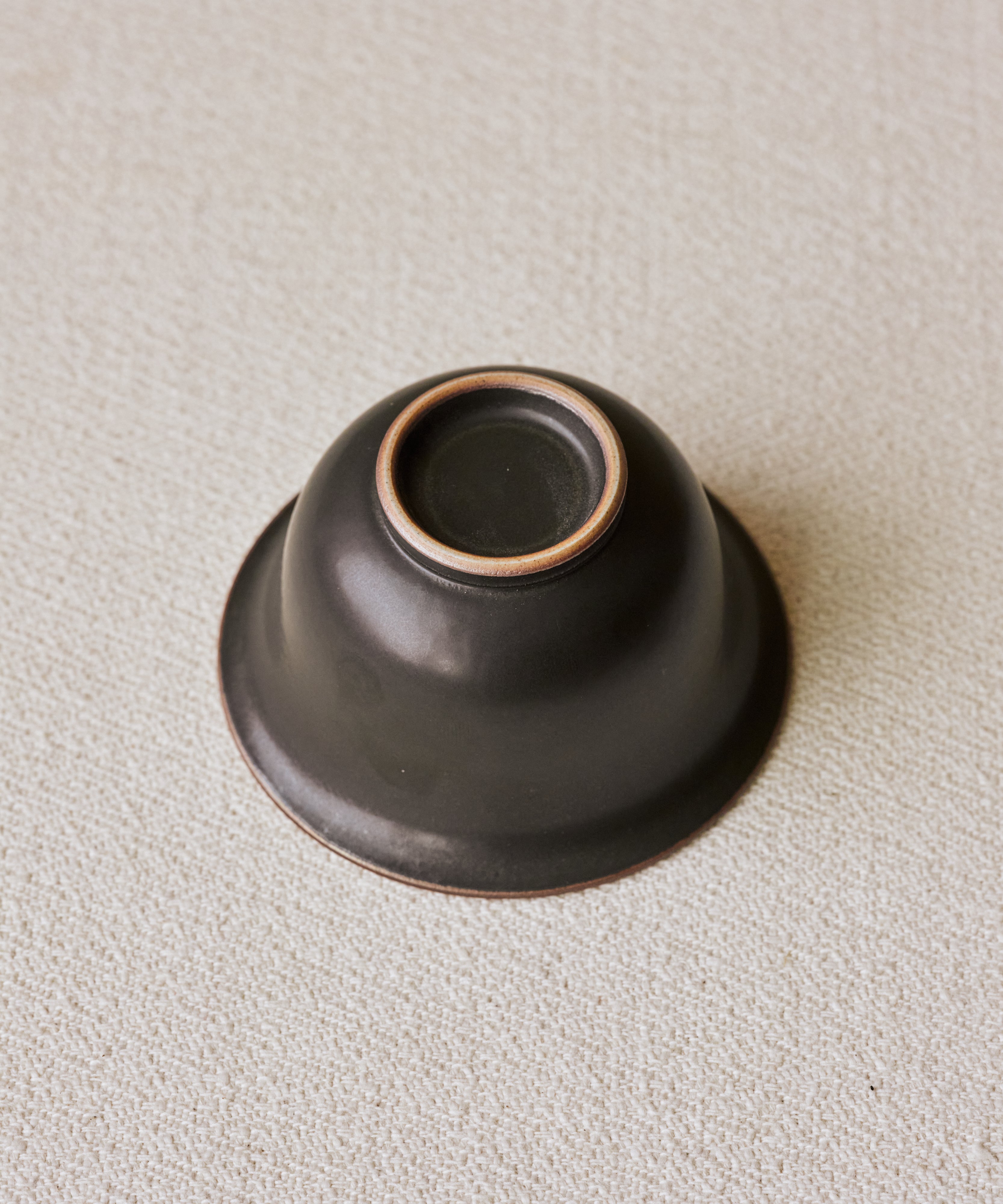 Gaiwan Black Peacock side view, matte black with white and green markings, Wang Xinghua, Jingdezhen