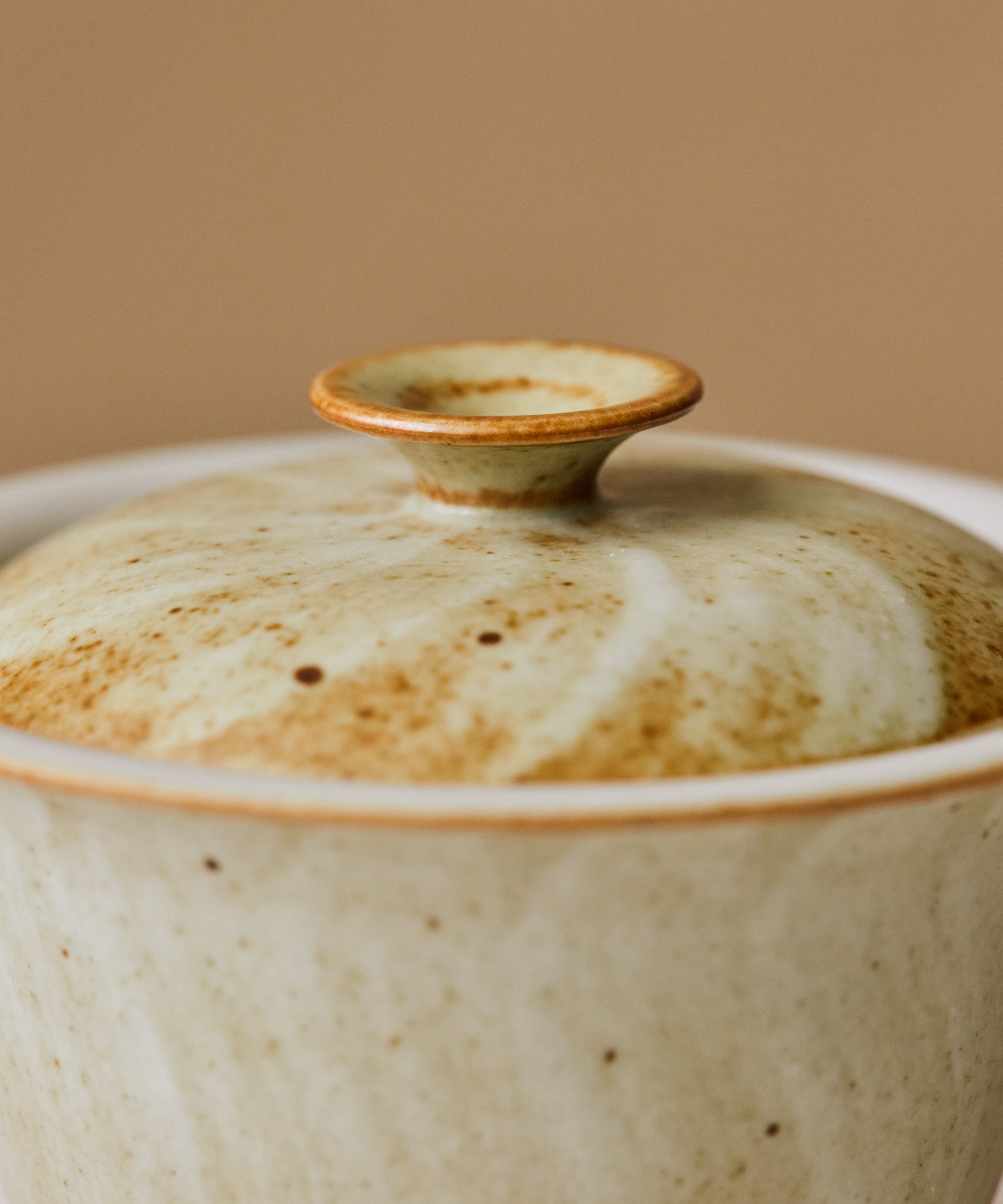 Ecru Brushstroke Gaiwan lid detail, burnished lines like sandy deposits, Jingdezhen porcelain