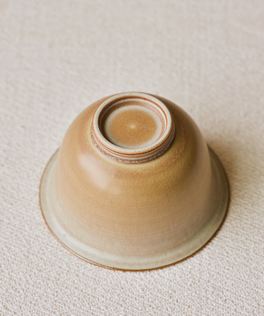 Clamshell V2 Gaiwan underside, unglazed foot ring, Jingdezhen clay body, Wang Xinghua