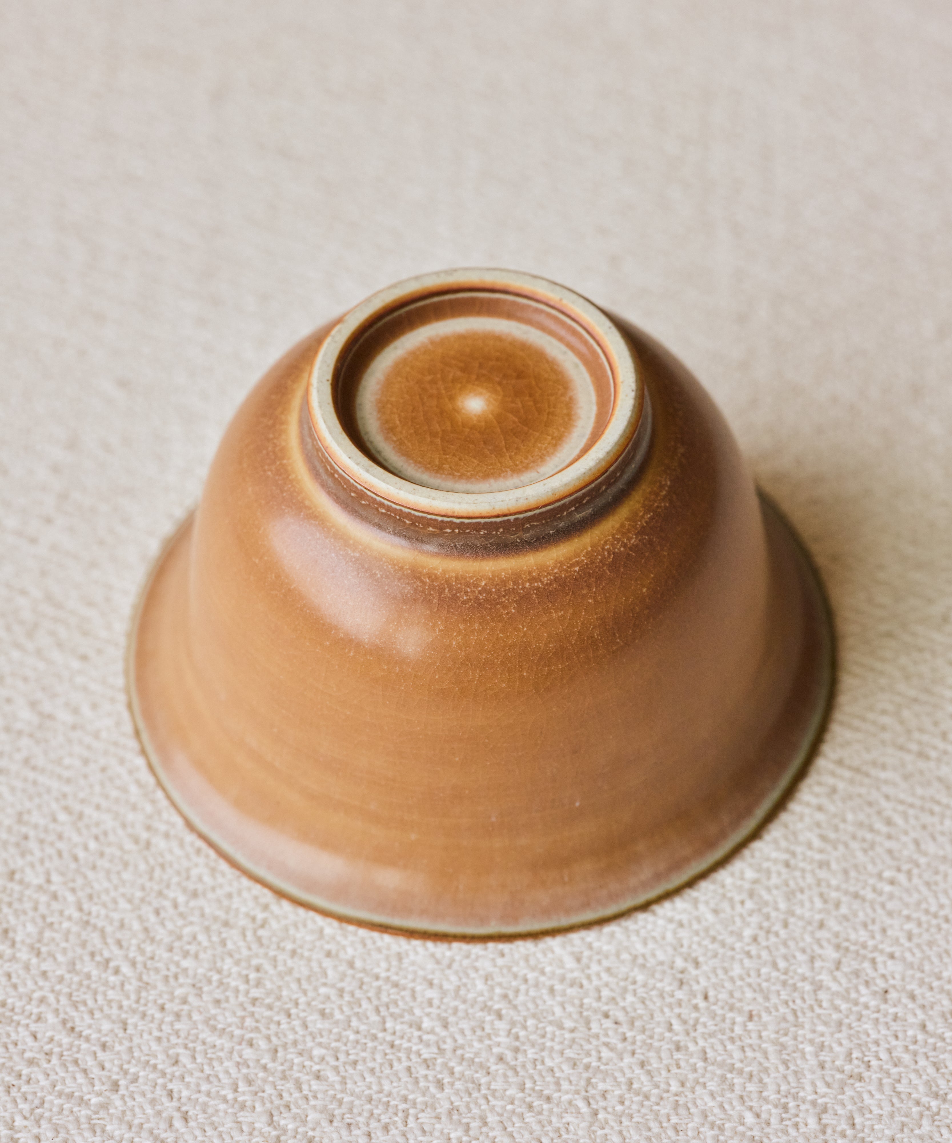Clamshell V1 Gaiwan underside, unglazed foot ring revealing Jingdezhen clay body, Wang Xinghua