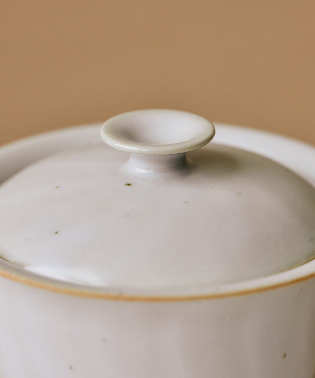 Sateen Porcelaine V2 Gaiwan lid detail, wet-sheen white surface, Jingdezhen clay and porcelain