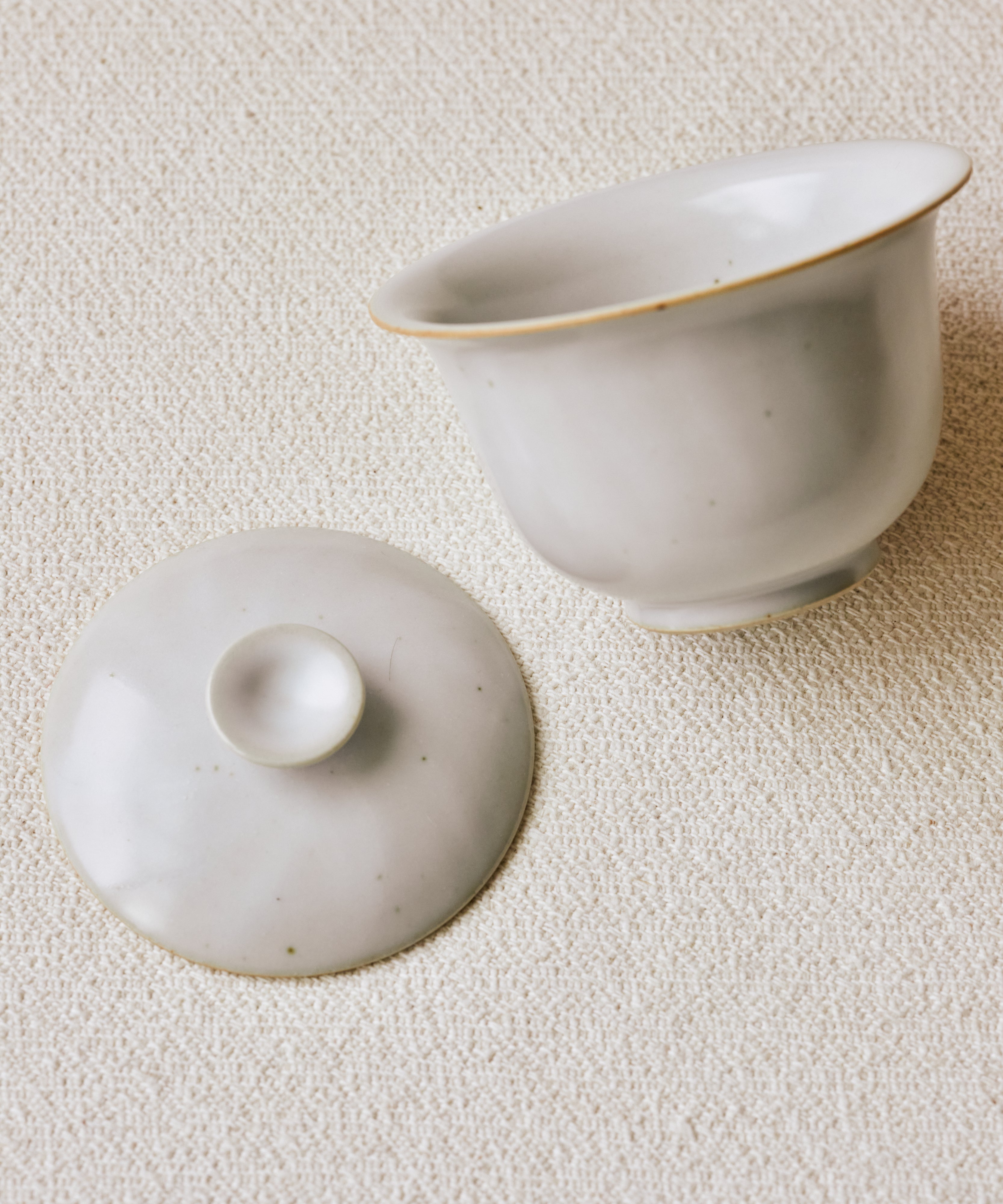 Sateen Porcelaine V2 Gaiwan glaze detail, wet sheen and tone variegation, reduction-fired at 1300°C