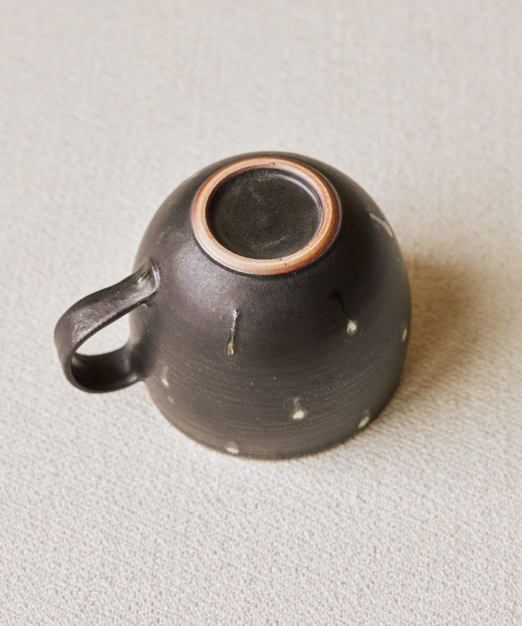 Black Peacock Mug underside, unglazed foot ring, Jingdezhen clay body, Wang Xinghua