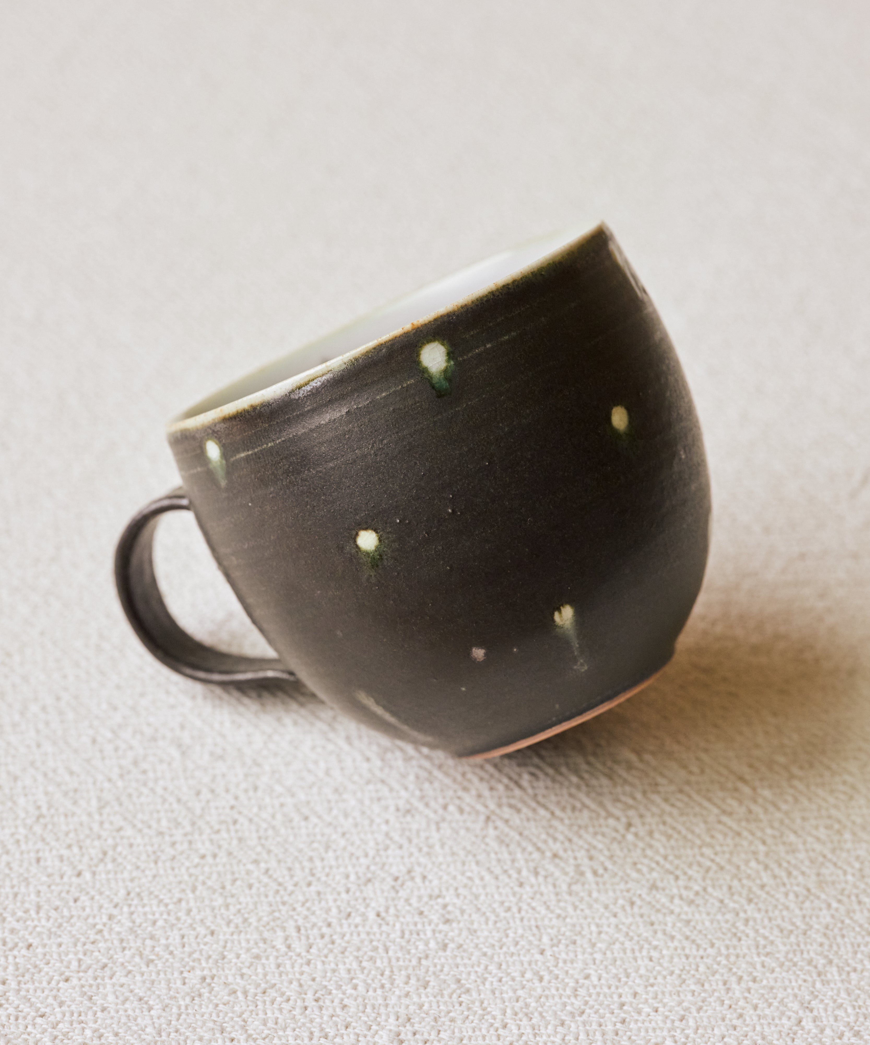 Black Peacock Mug interior, white interior glaze, handcrafted by Wang Xinghua, Jingdezhen