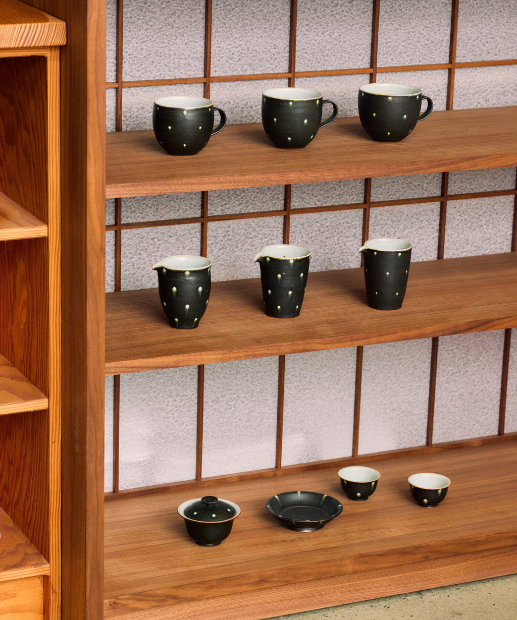 Gaiwan Black Peacock detail, peacock-iris glaze pattern, reduction-fired at 1300°C, Jingdezhen