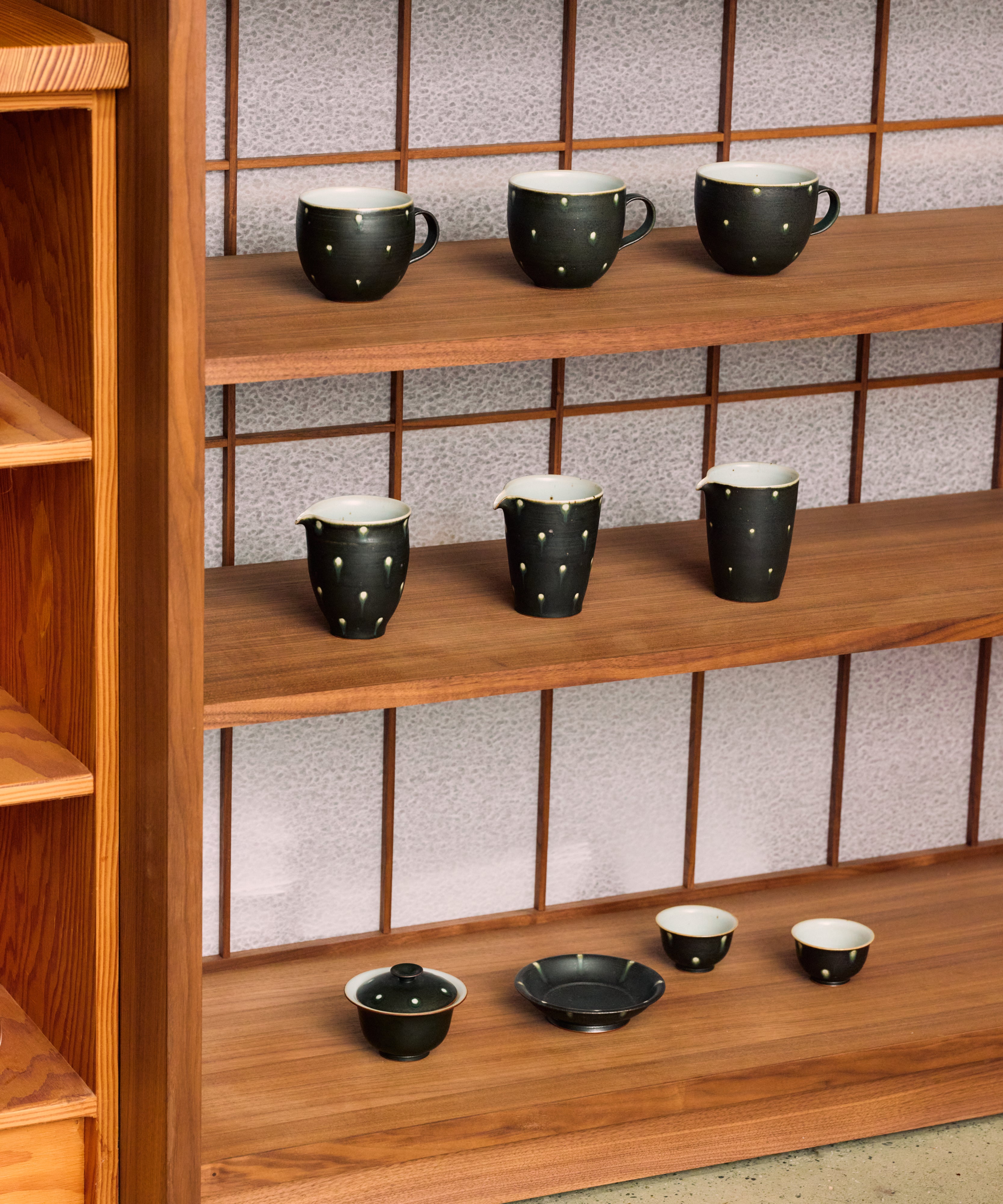 Gaiwan Black Peacock detail, peacock-iris glaze pattern, reduction-fired at 1300°C, Jingdezhen