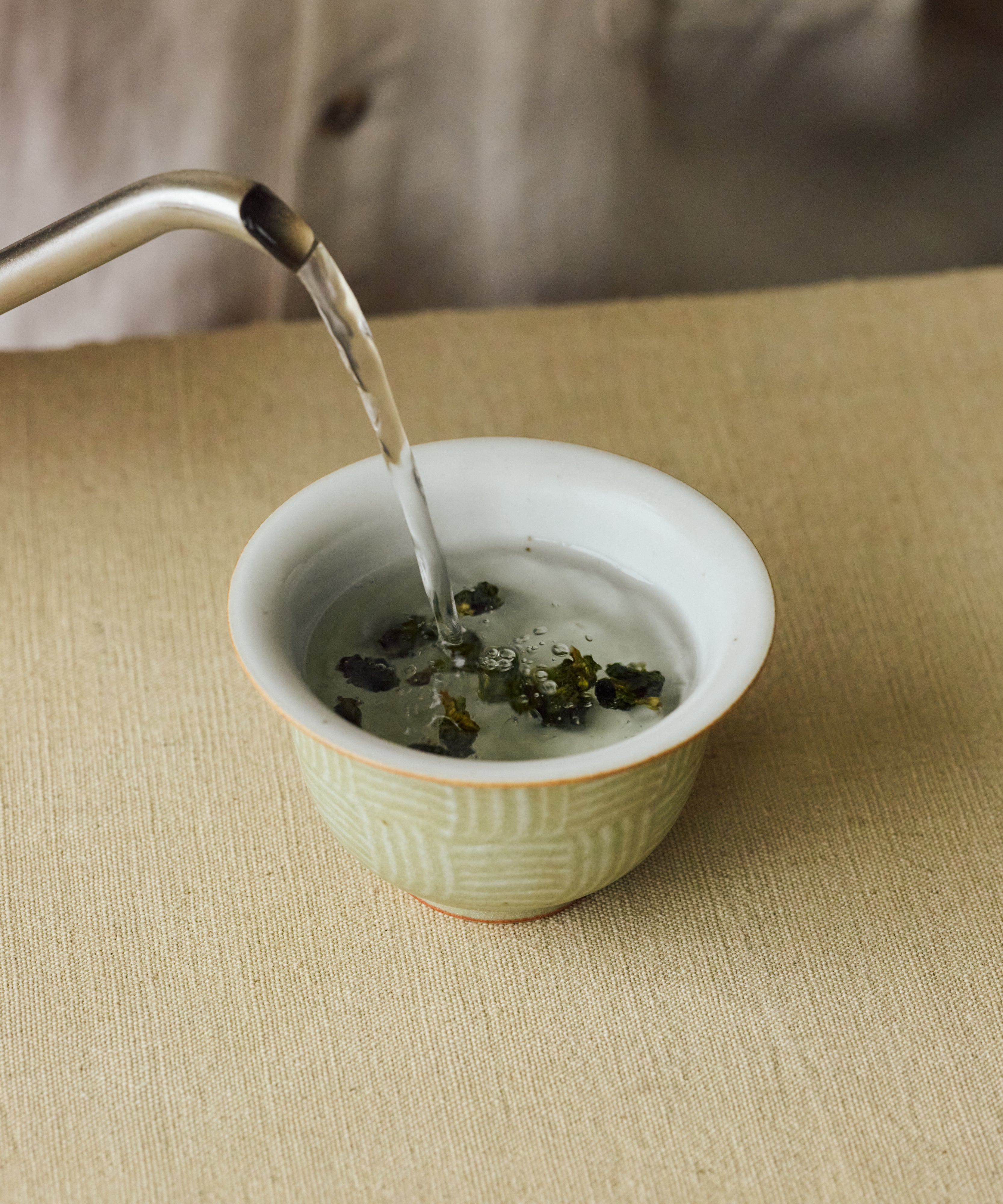 Brewing Cuifeng High Mountain oolong — hot water over tightly rolled leaves in gaiwan