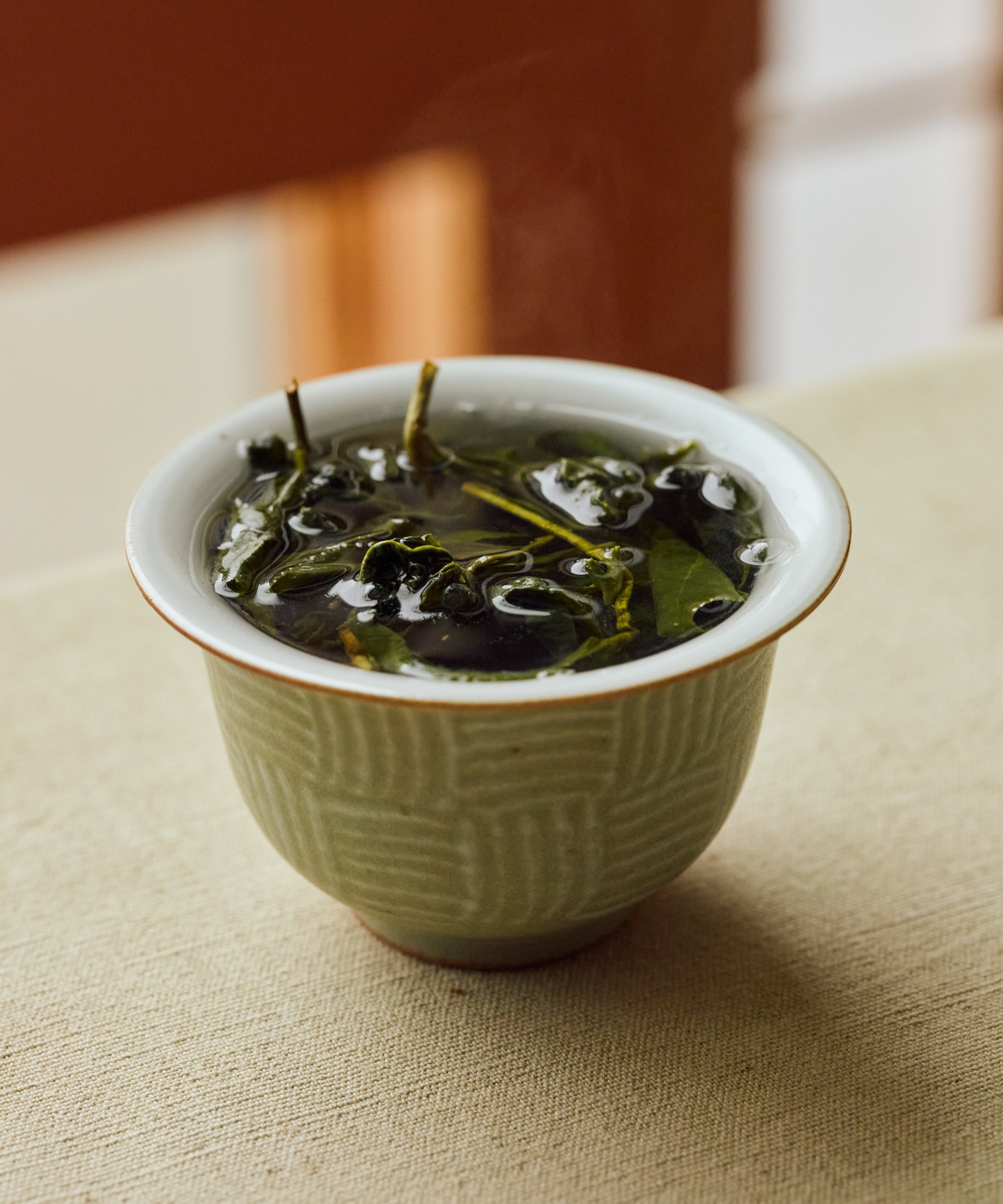 Pouring Cuifeng High Mountain oolong — winter harvest oolong with saline brightness and minty tingle