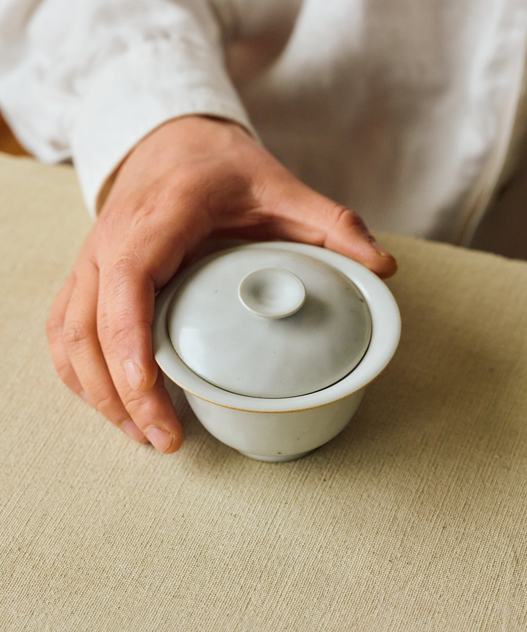 Sateen Porcelaine V2 Gaiwan in hand, bright white glaze with tone variegation, Wang Xinghua gongfu teaware
