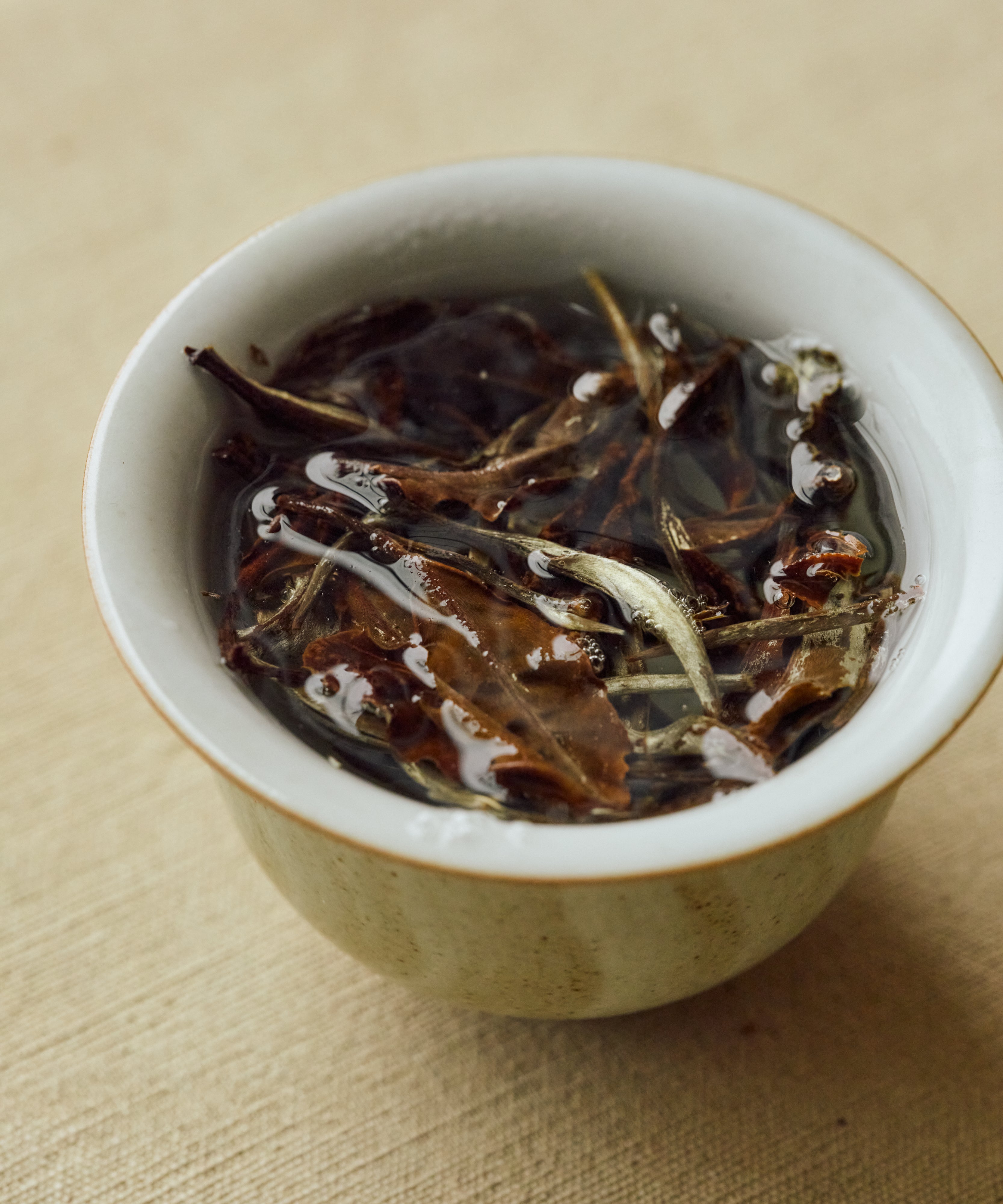 White Moonlight infusing in hot water, releasing apricot and manuka honey notes