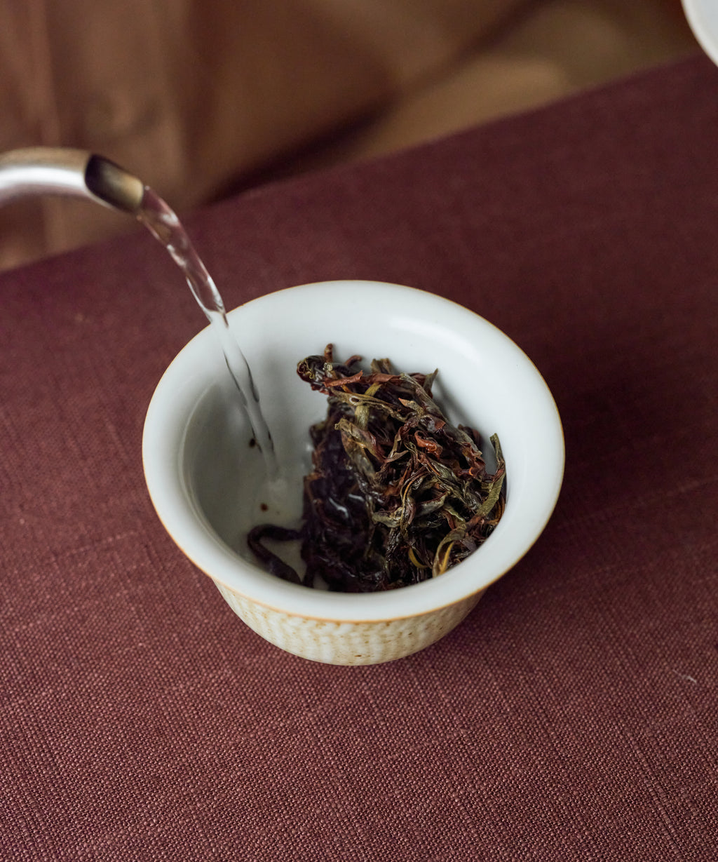 Brewing Da'an Song Zhong in gaiwan — intensely aromatic Phoenix oolong from Da'an Village, Chaozhou