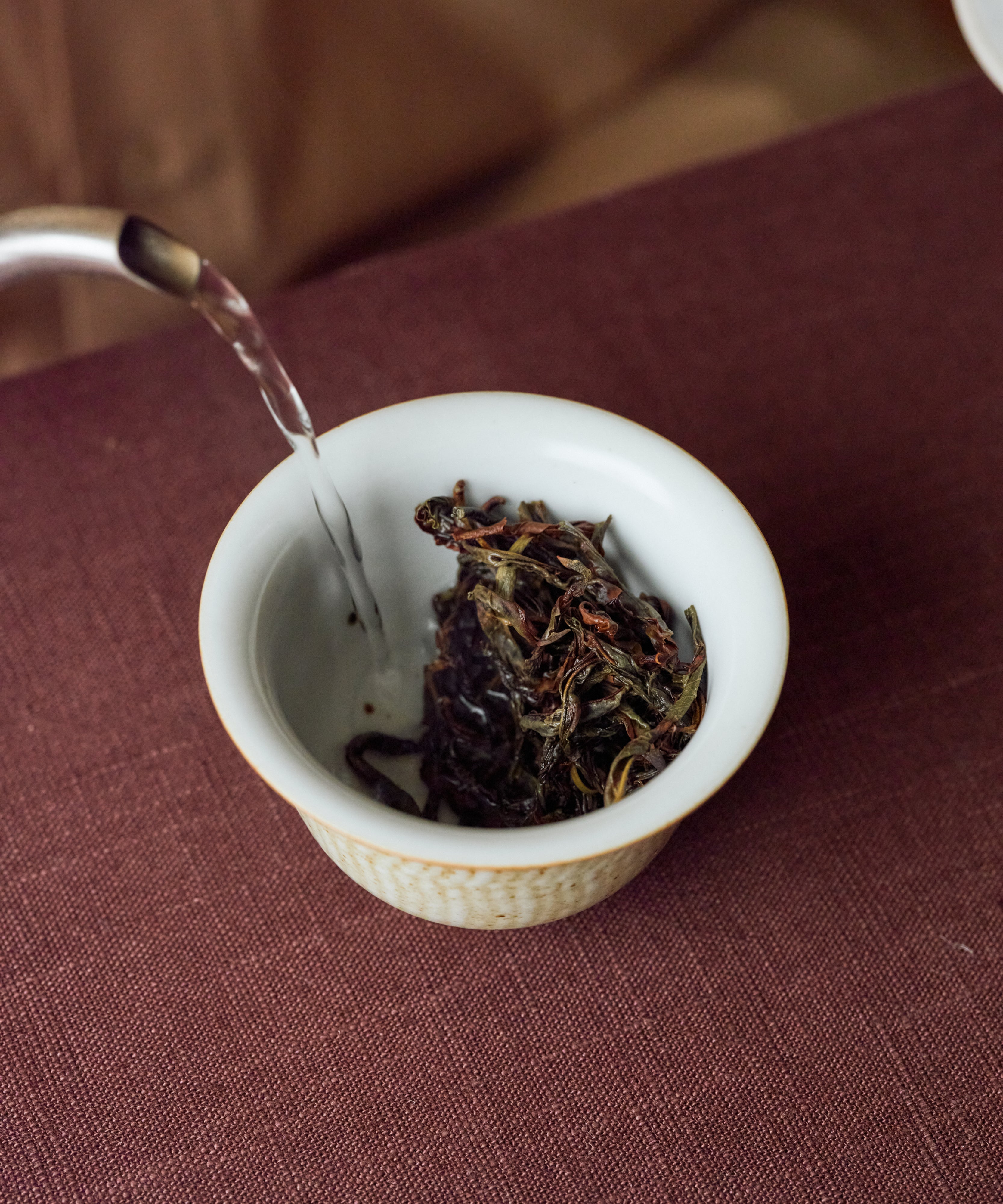 Brewing Da'an Song Zhong in gaiwan — intensely aromatic Phoenix oolong from Da'an Village, Chaozhou