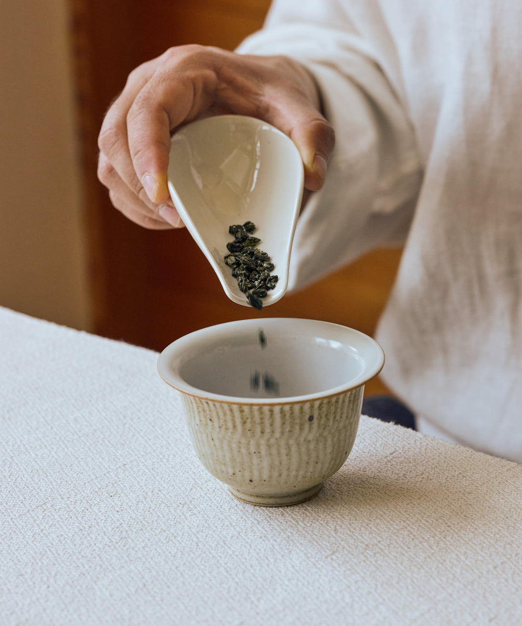Pouring Huoqing Fire Jade — metallic wok hay and spring flower notes from Anhui semi-wild trees