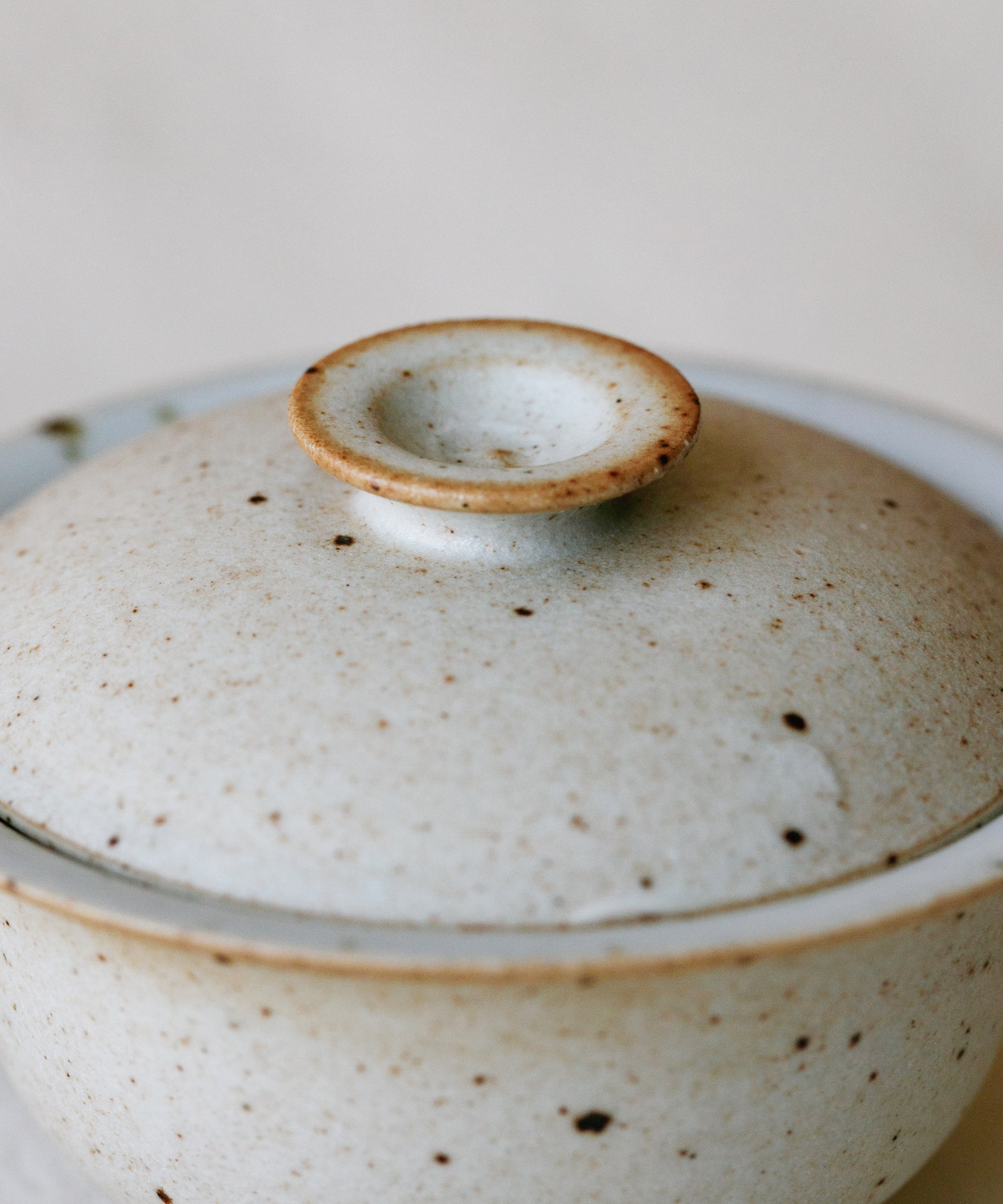 Mini Sunrise Matte Gaiwan side view, sunrise matte surface, Wang Xinghua, Jingdezhen porcelain