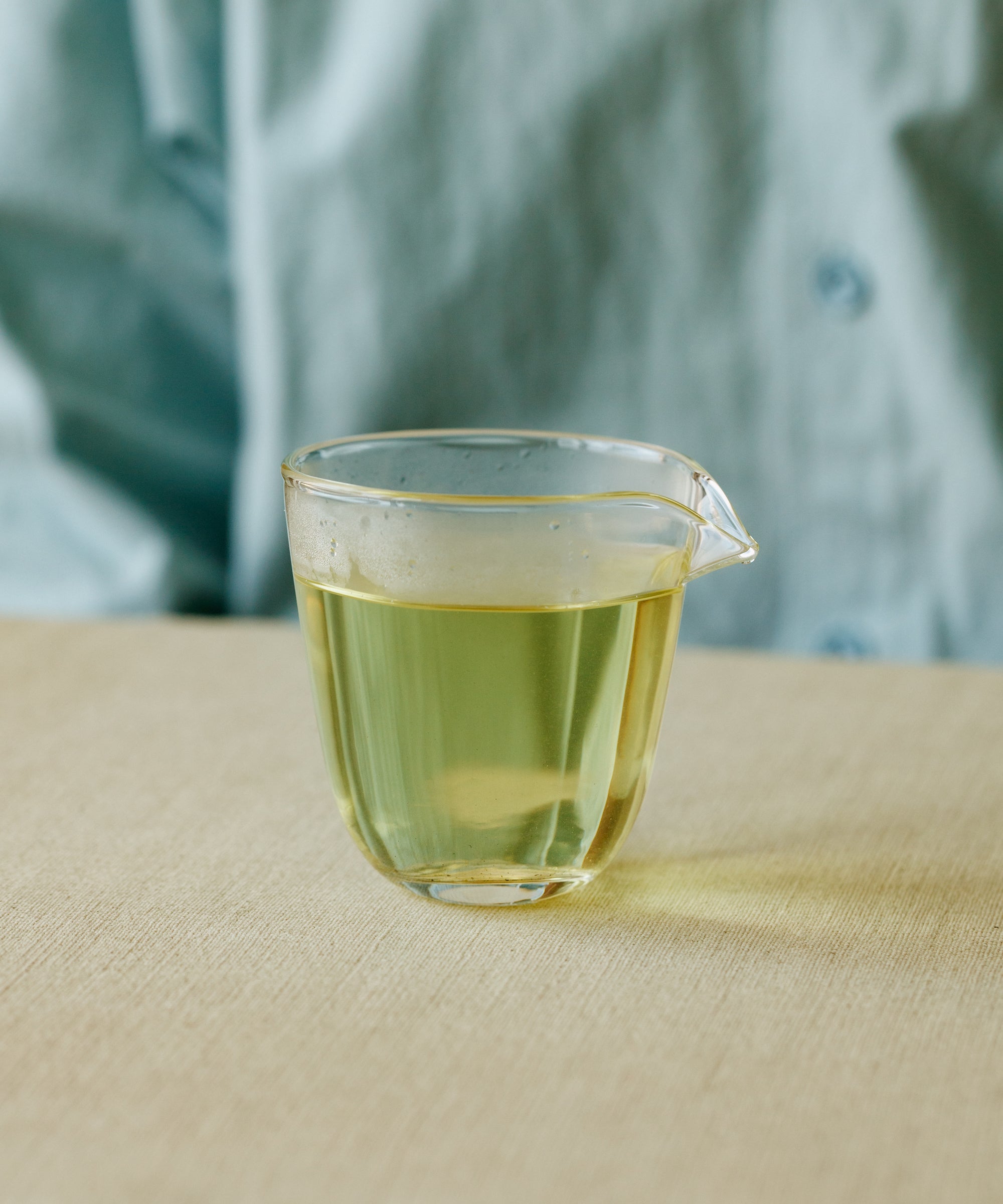 Pouring Laoshan Green — full-bodied Shandong green tea, spring-water irrigated, charcoal wok pan-fried