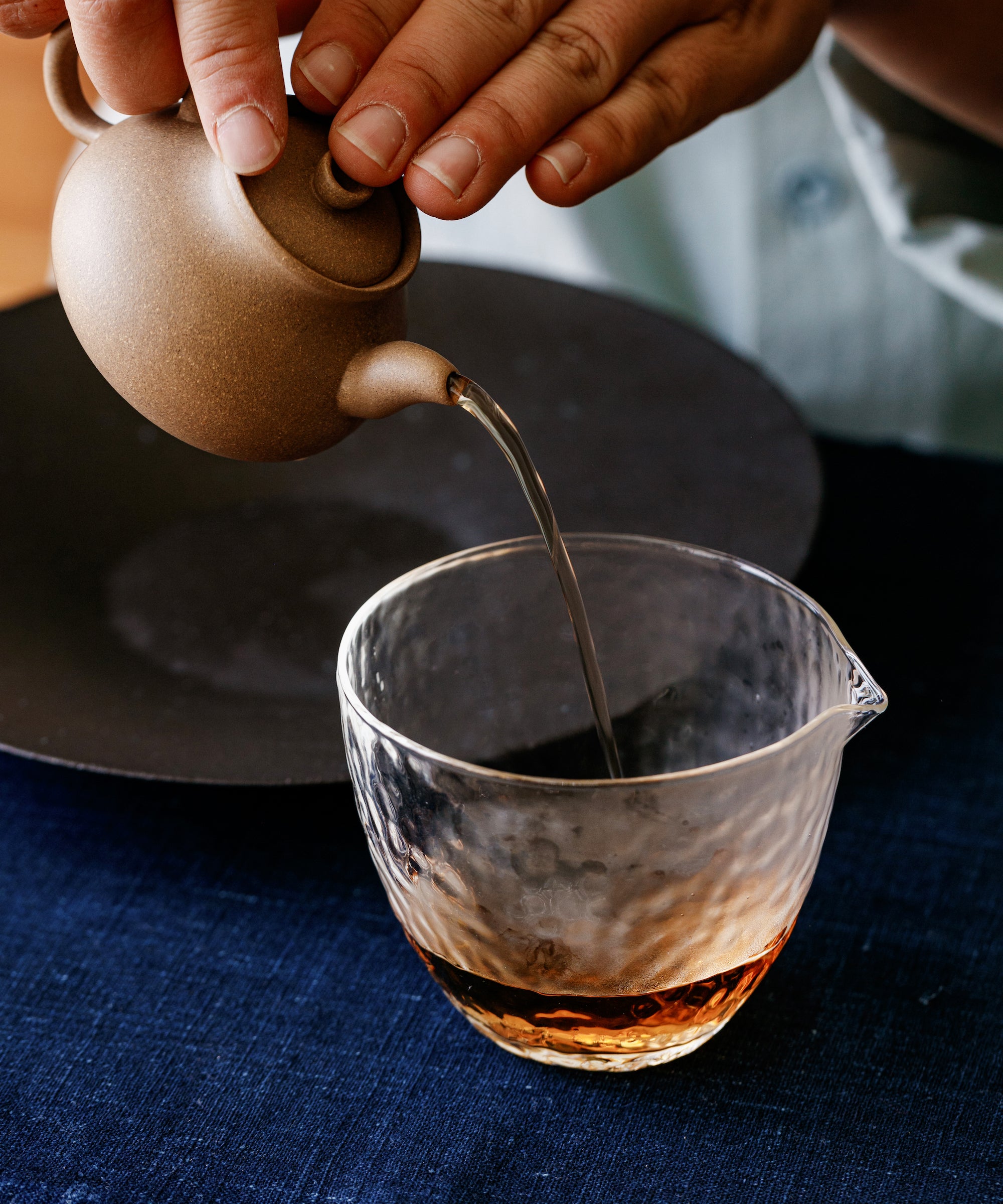Brewing Thirteen-years Cave-Aged Liubao — fermented dark tea with ruby red liquor, Guangxi