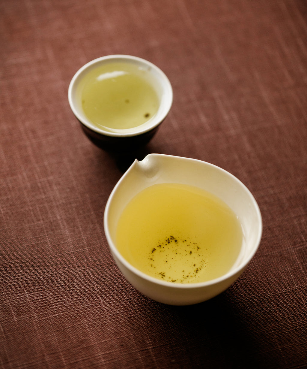 Brewed Alishan High Mountain oolong in tasting cups — vibrant, full-bodied winter harvest Taiwan oolong