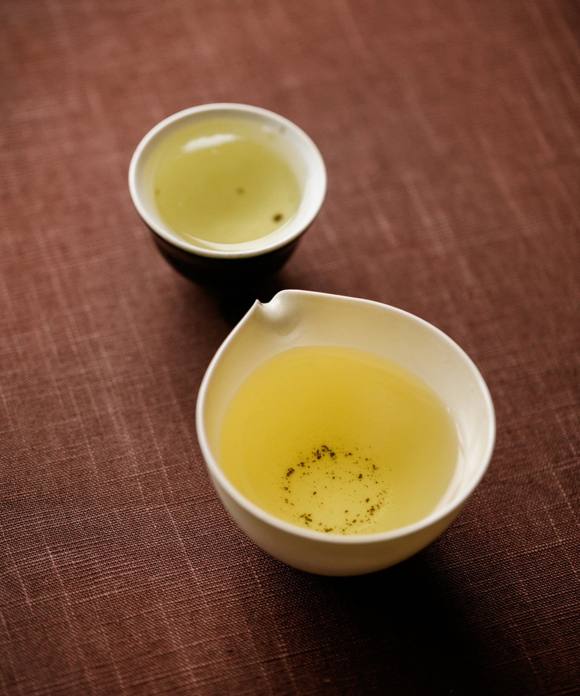 Brewed Alishan High Mountain oolong in tasting cups — vibrant, full-bodied winter harvest Taiwan oolong