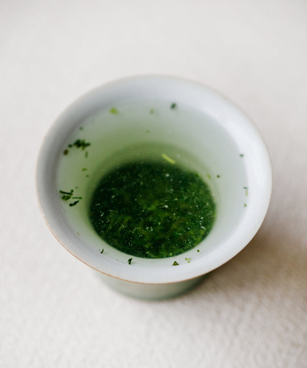 Detail of Yame Gyokuro Kyoku showing dark fine oily needle-shaped leaves