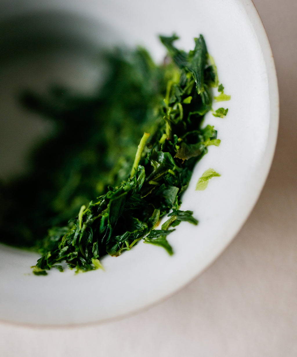 Yame Gyokuro Kyoku steeping, releasing floral and metallic aroma