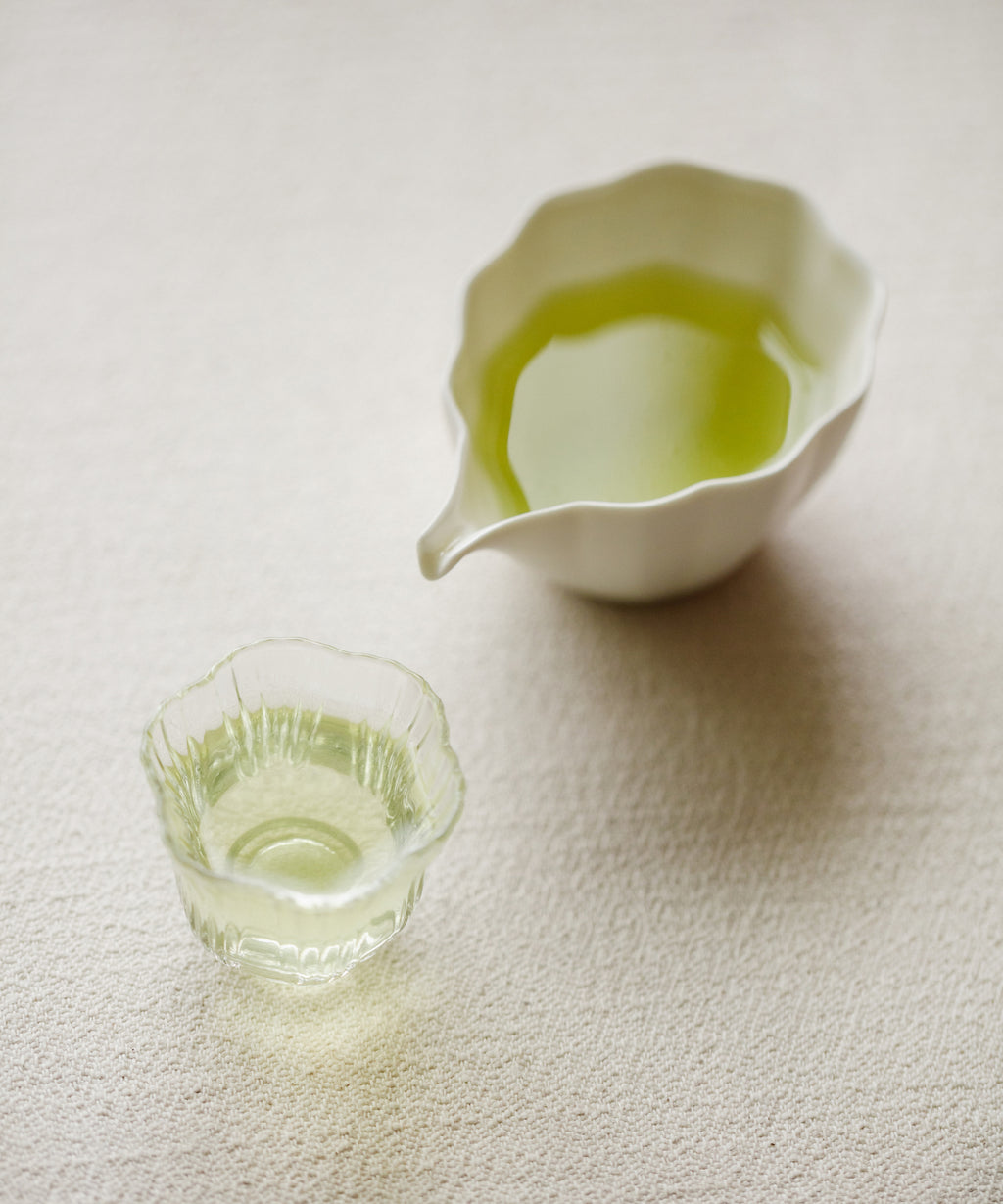 Uji Gyokuro Takumishin steeping, releasing grape candy and pine aroma