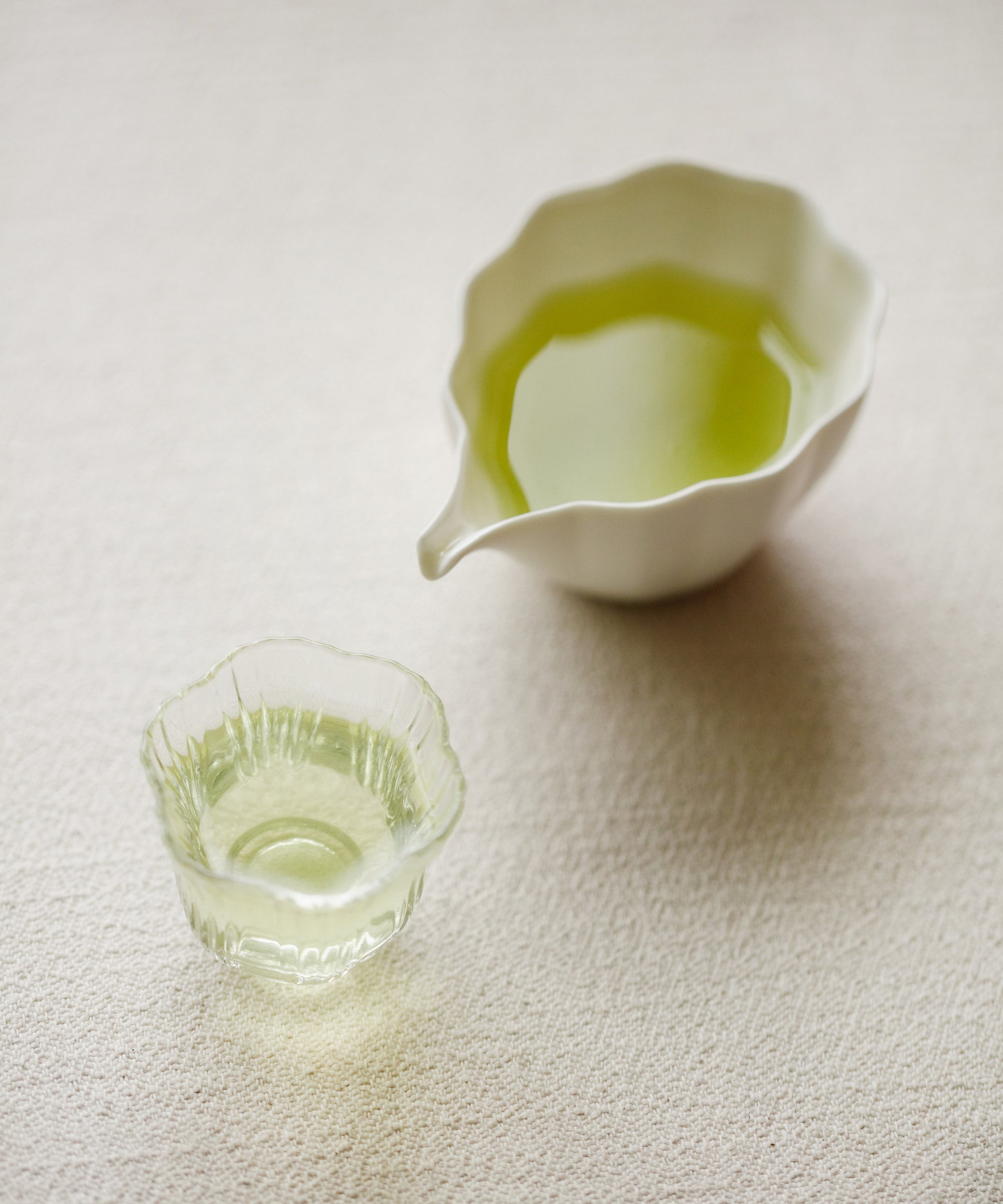 Uji Gyokuro Takumishin steeping, releasing grape candy and pine aroma