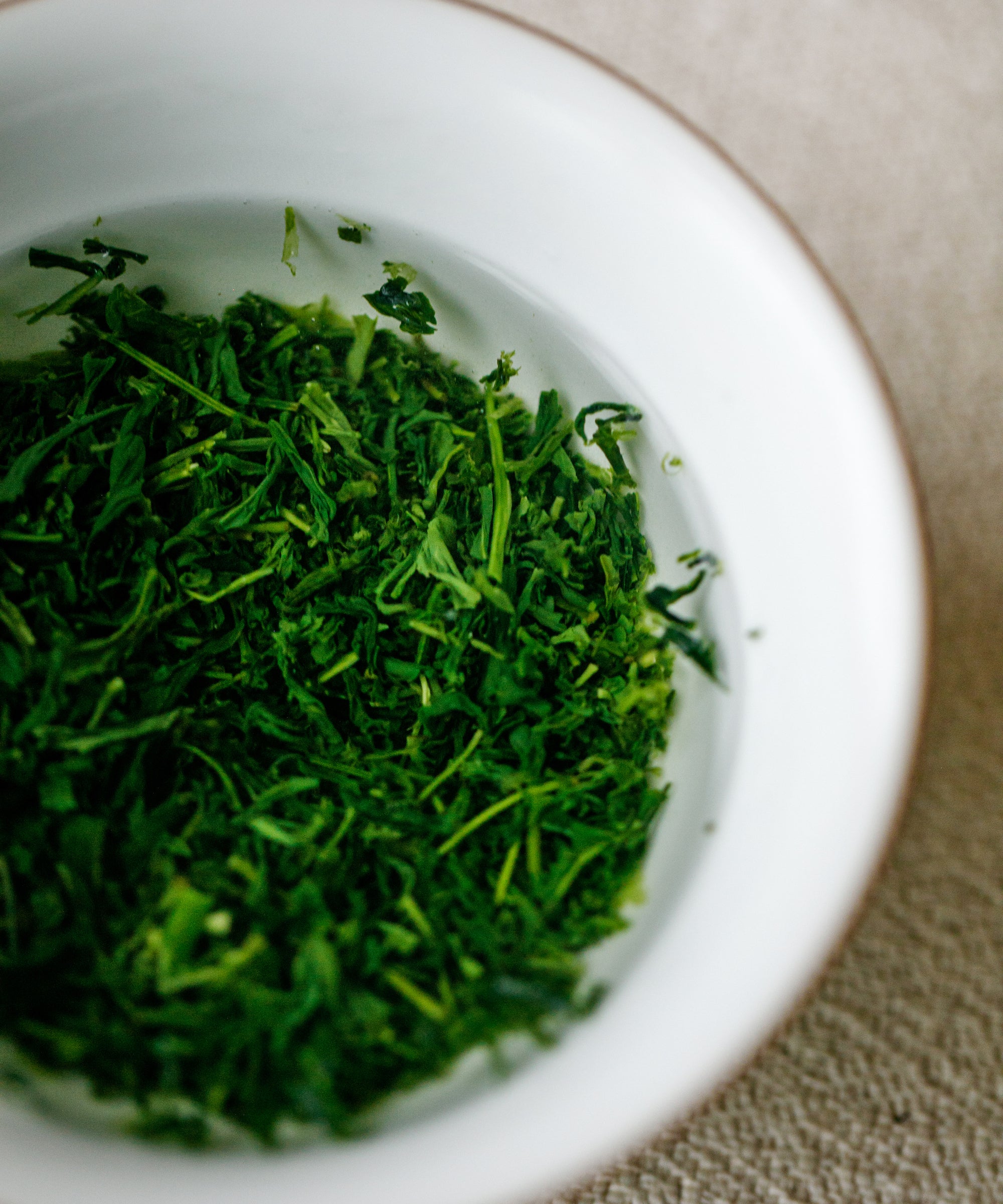Yame Gyokuro Mei in a hōhin ready for brewing